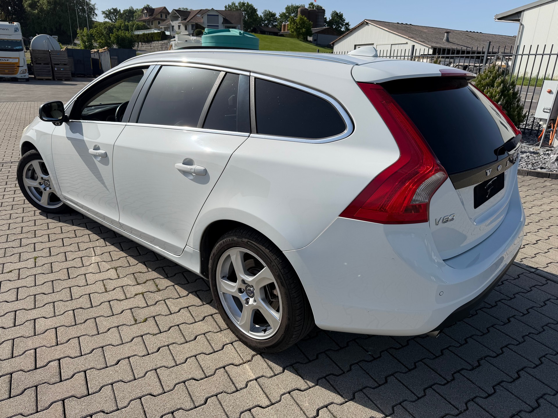 VOLVO V60 D5 Kinetic Geartronic-image-2