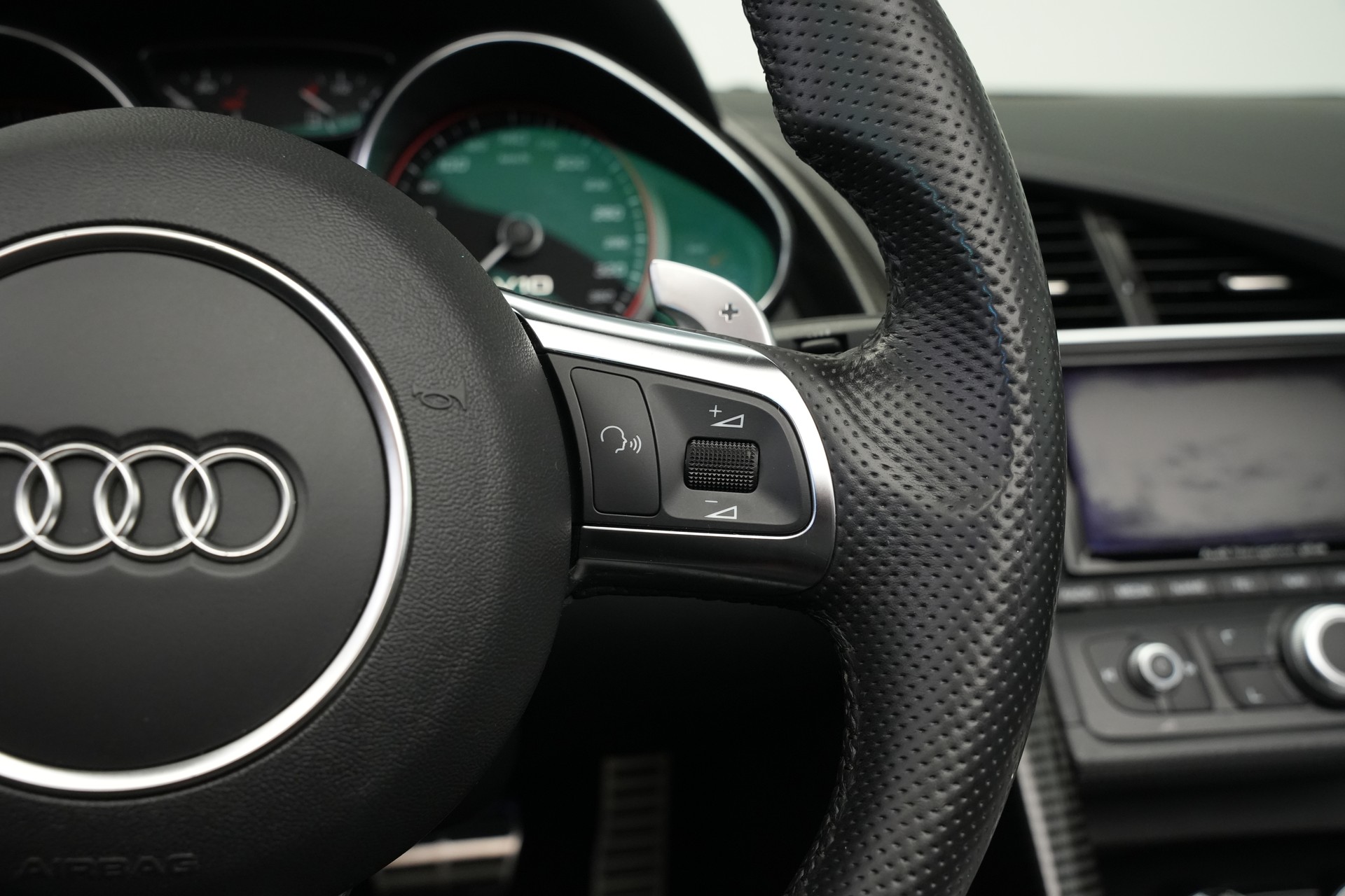 AUDI R8 Spyder 5.2 S-Tronic *Carbon* *B&O* *Keramik*-image-31