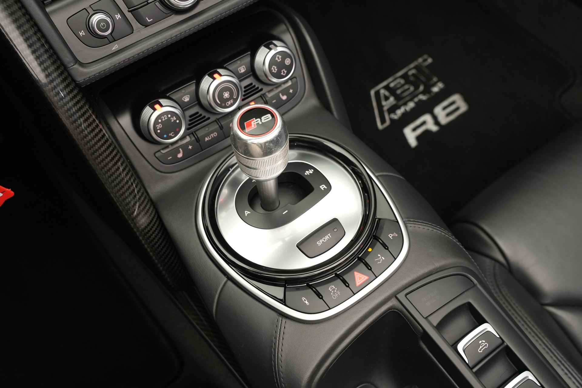 AUDI R8 Spyder 5.2 S-Tronic *Carbon* *B&O* *Keramik*-image-26