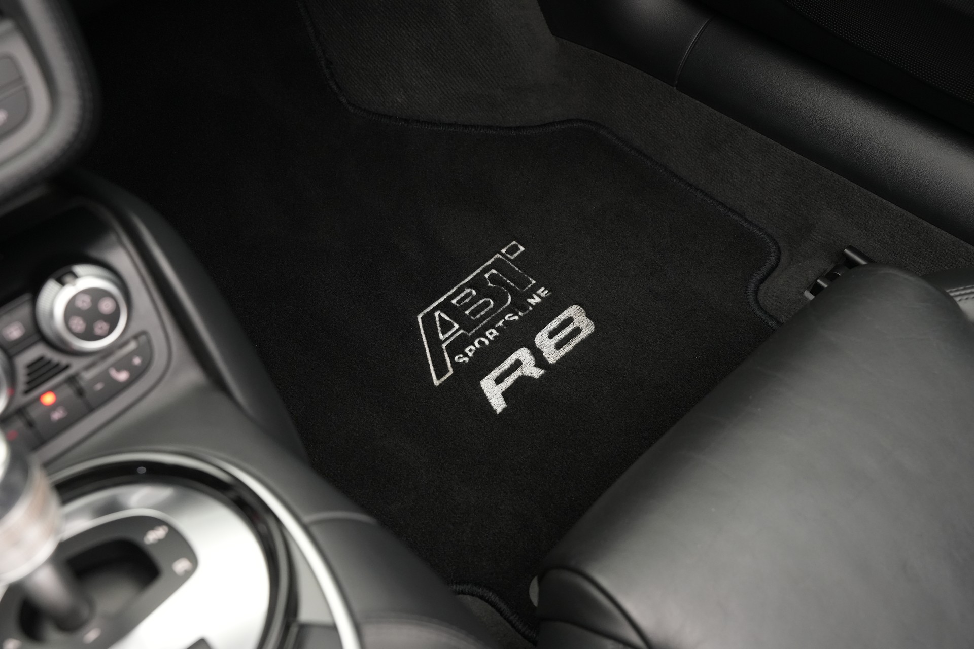 AUDI R8 Spyder 5.2 S-Tronic *Carbon* *B&O* *Keramik*-image-27