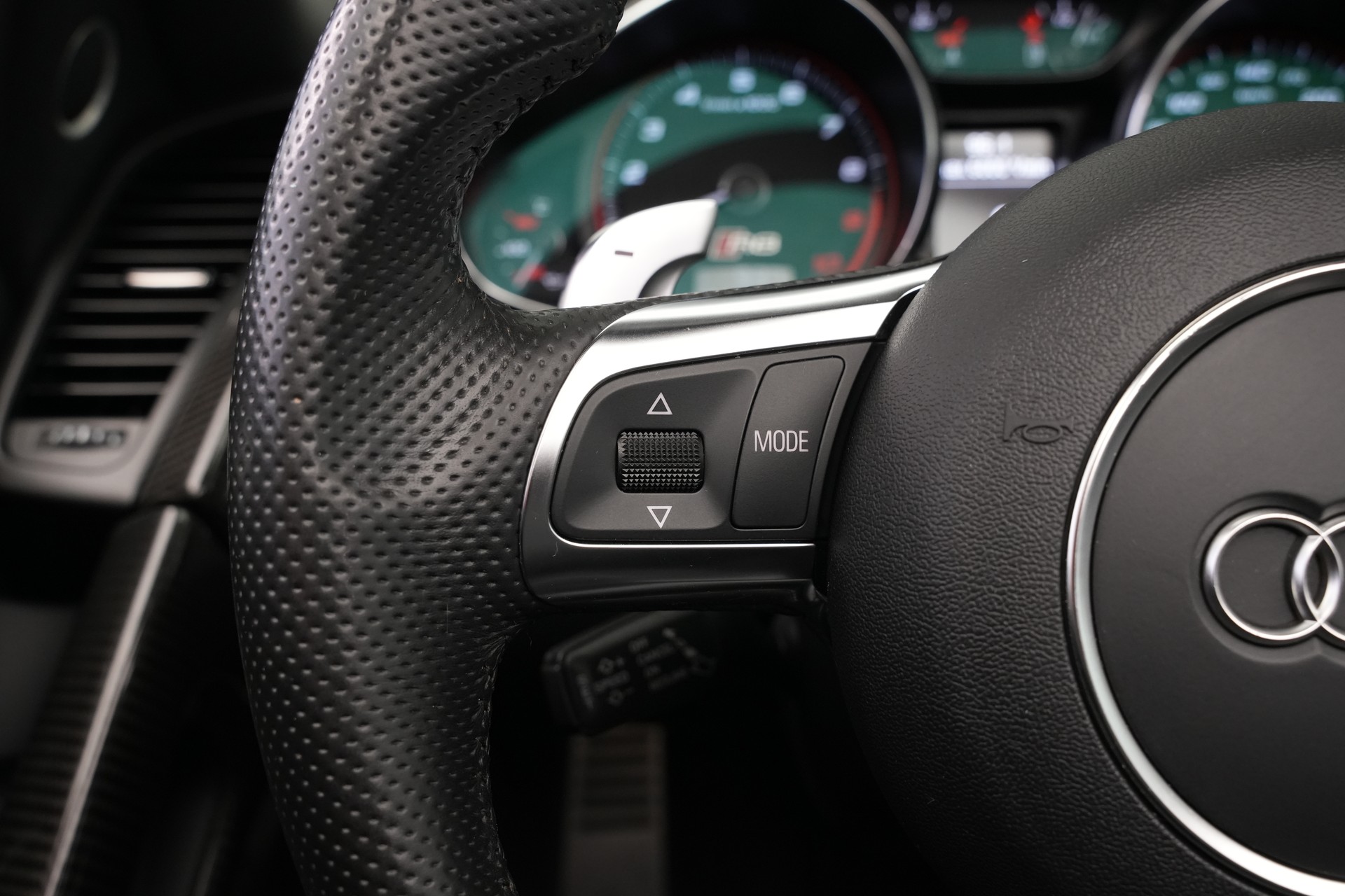 AUDI R8 Spyder 5.2 S-Tronic *Carbon* *B&O* *Keramik*-image-30