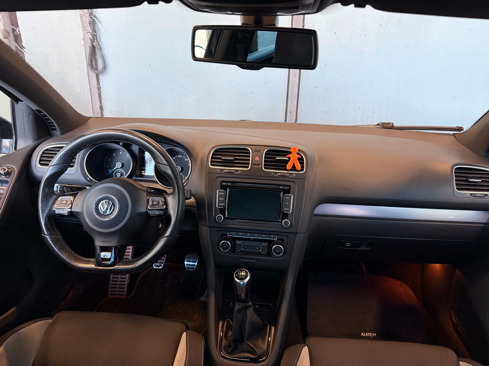 VW Golf 2.0 TSI R 4Motion-image-5