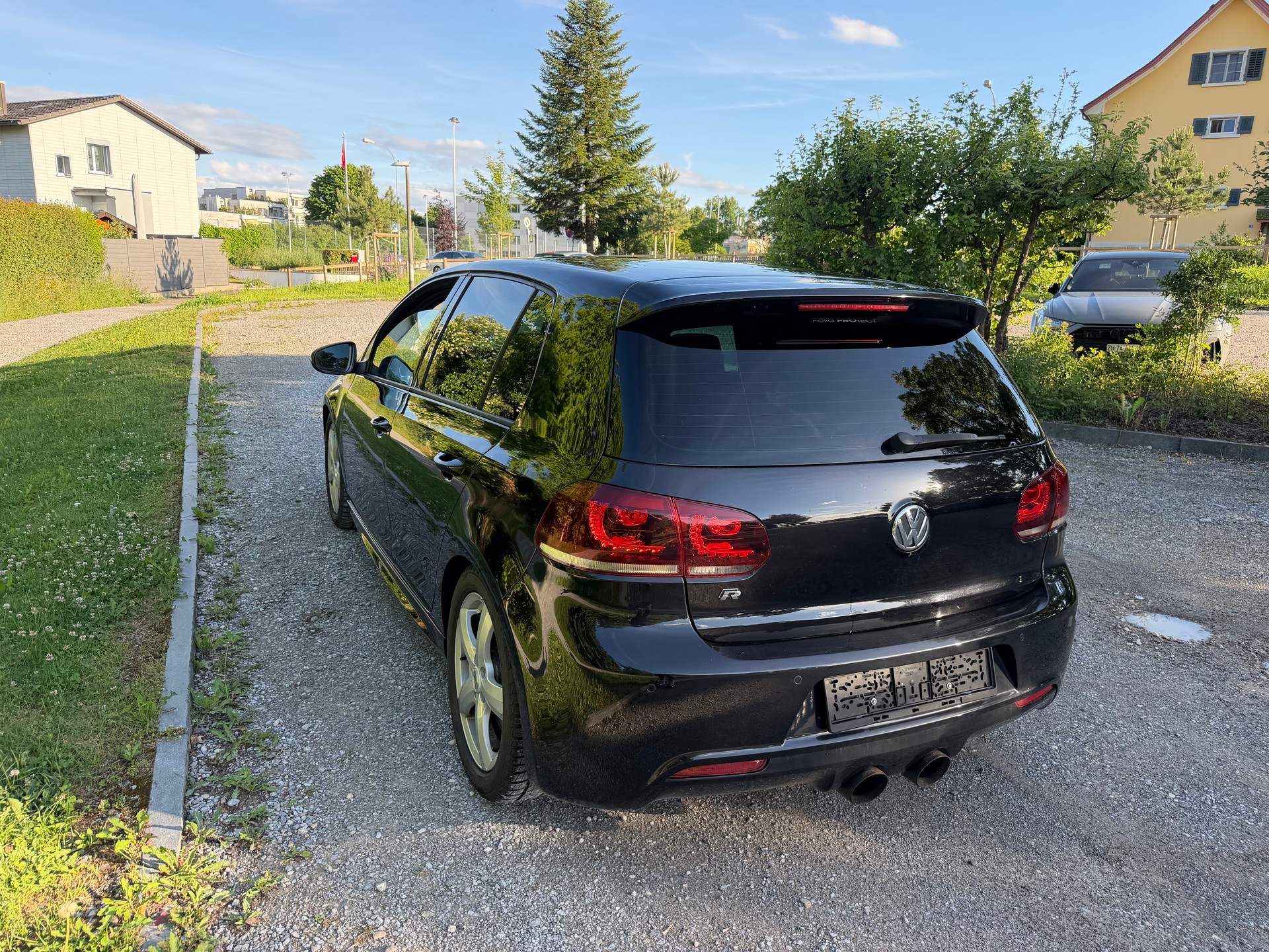 VW Golf 2.0 TSI R 4Motion-image-2
