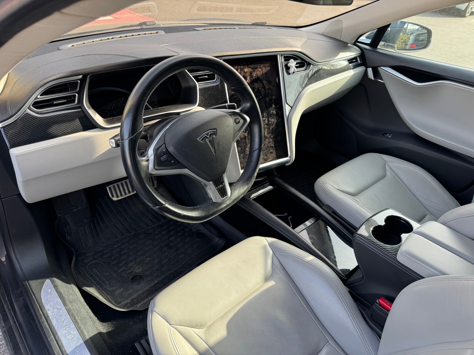 TESLA Model S 85 D-image-11