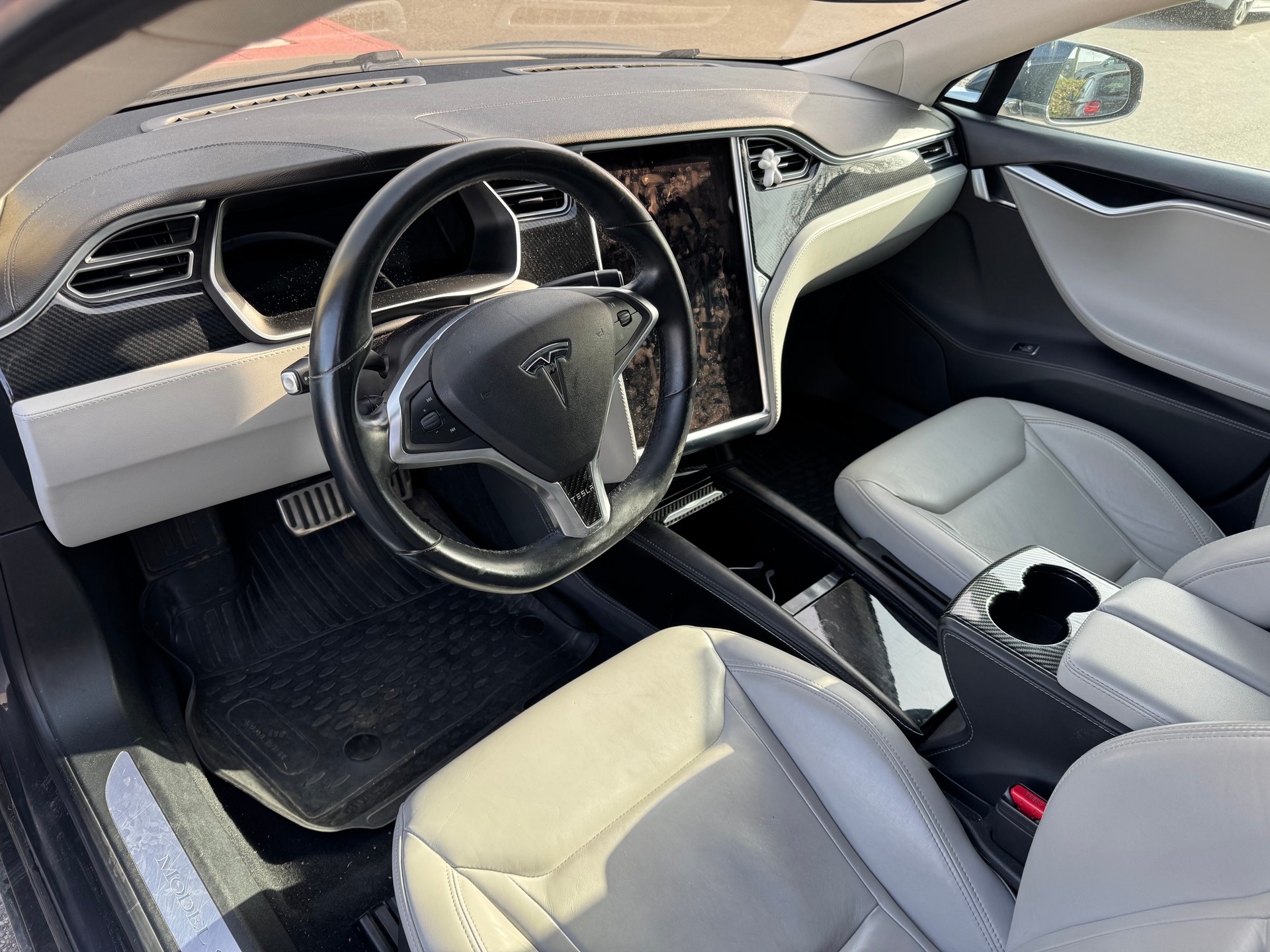 TESLA Model S 85 D-image-15