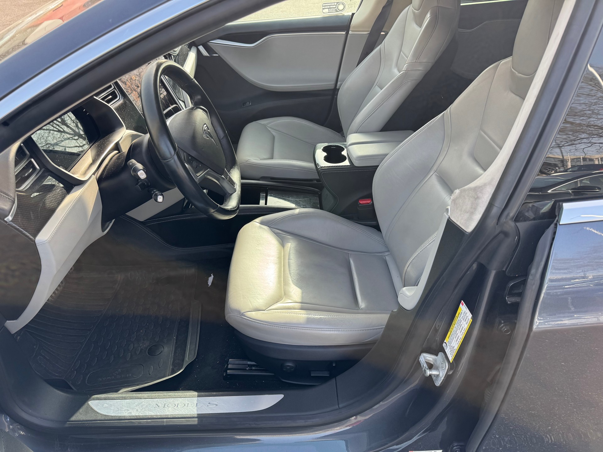 TESLA Model S 85 D-image-10