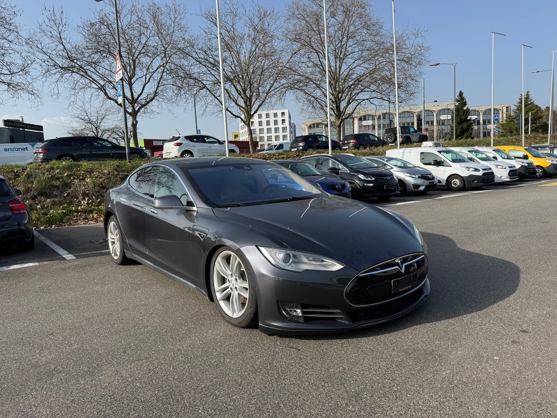TESLA Model S 85 D-showroom-element-1