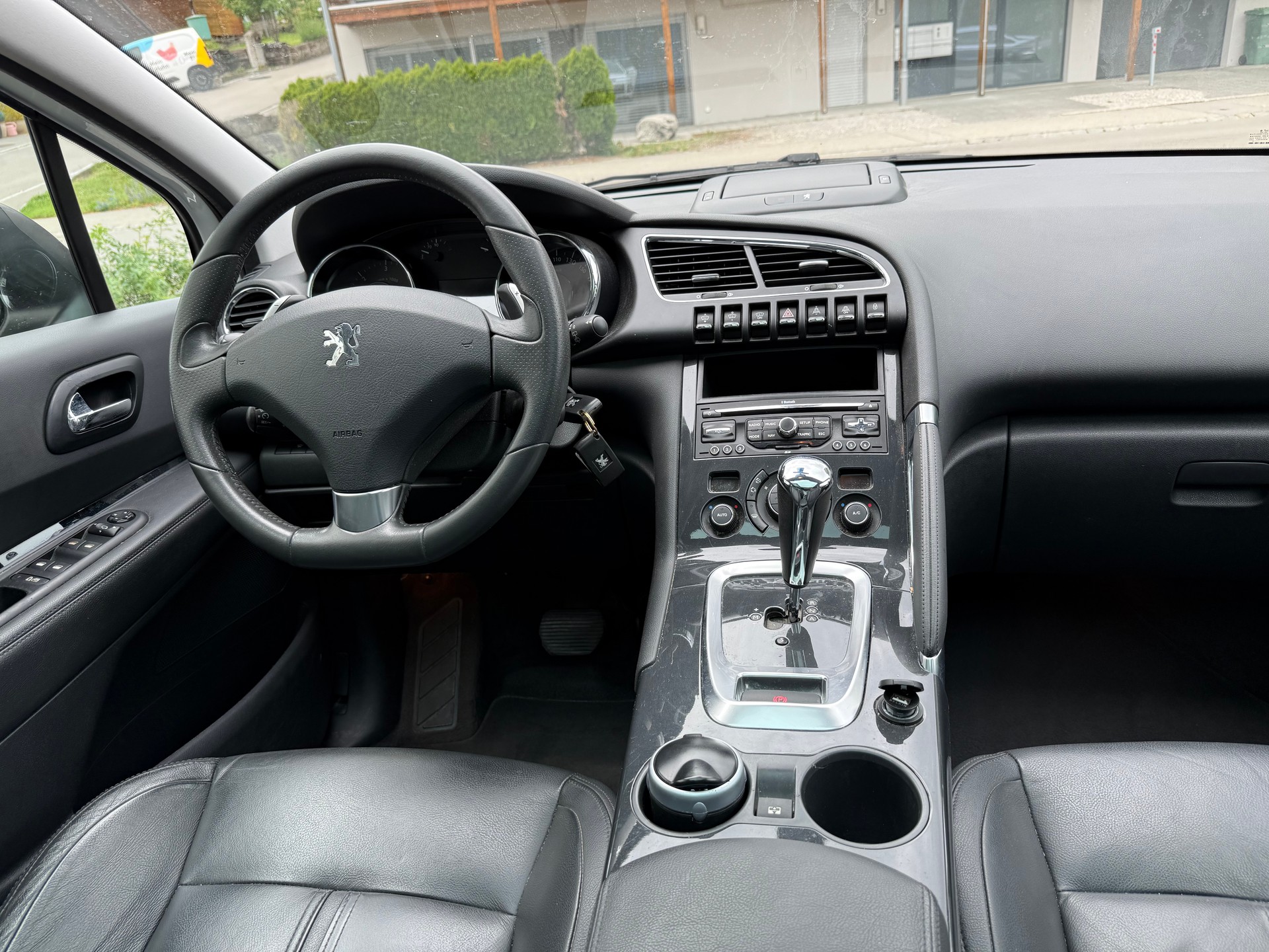 PEUGEOT 3008 1.6 HDI Allure EGS6-image-12