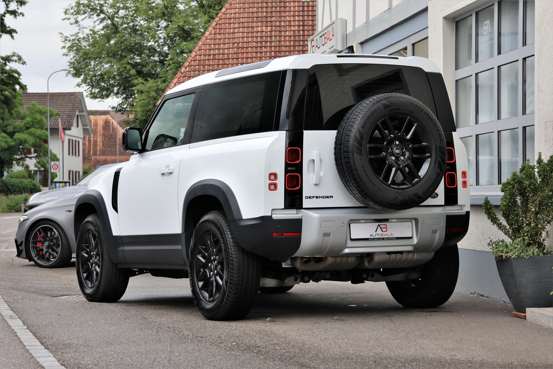 LAND ROVER Defender 90 3.0D I6 200 X-Dynamic SE AT8-showroom-element-2