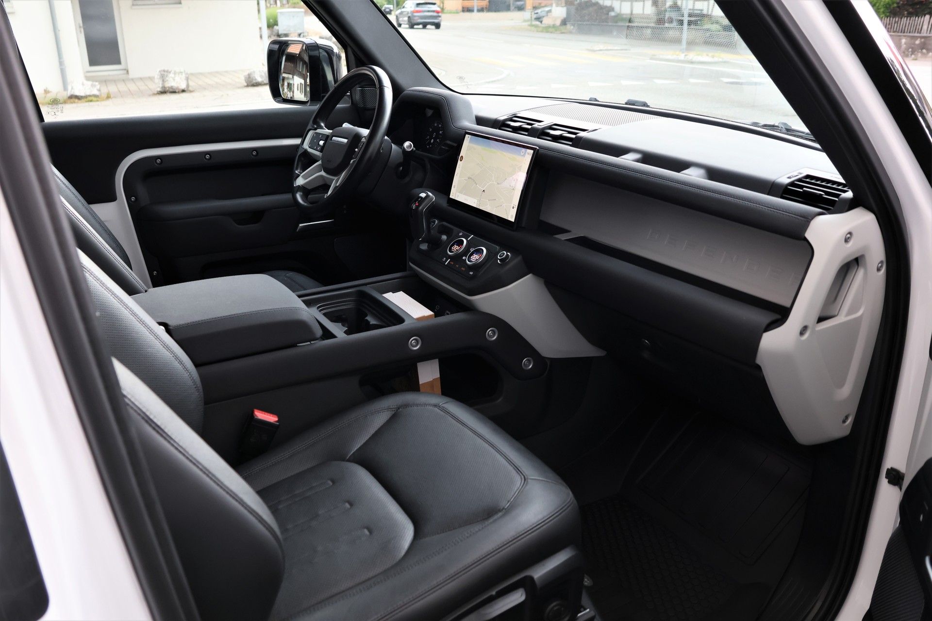 LAND ROVER Defender 90 3.0D I6 200 X-Dynamic SE AT8-image-13