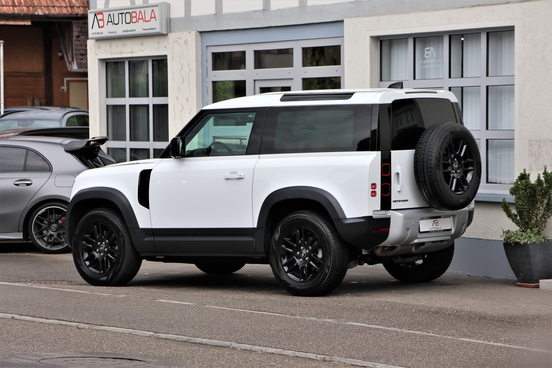 LAND ROVER Defender 90 3.0D I6 200 X-Dynamic SE AT8-image-4