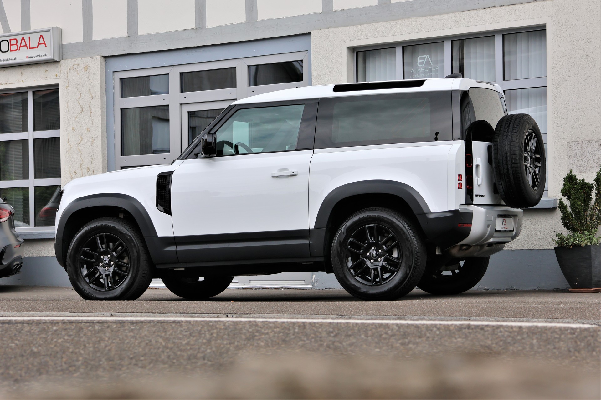 LAND ROVER Defender 90 3.0D I6 200 X-Dynamic SE AT8-showroom-element-3