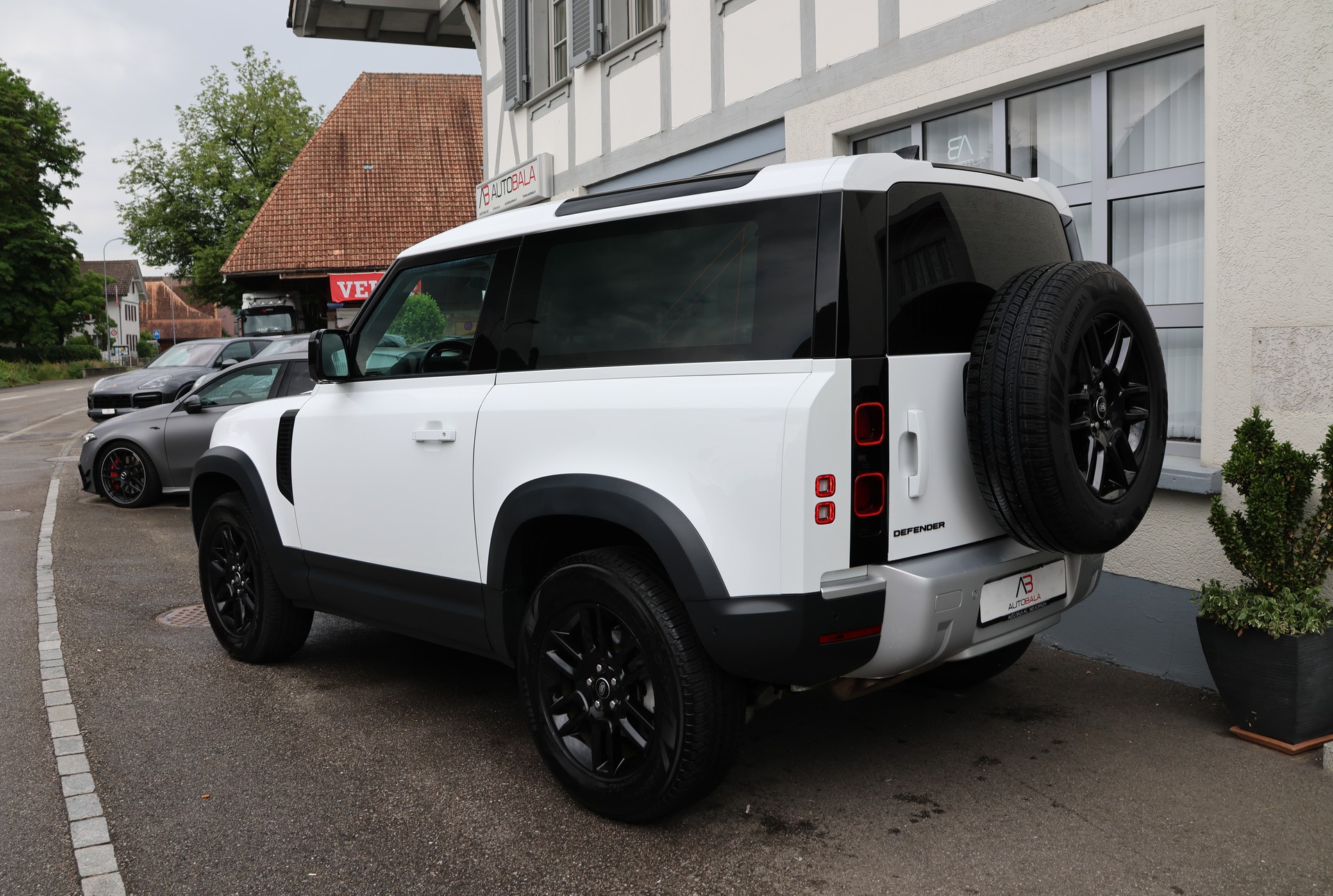 LAND ROVER Defender 90 3.0D I6 200 X-Dynamic SE AT8-image-6