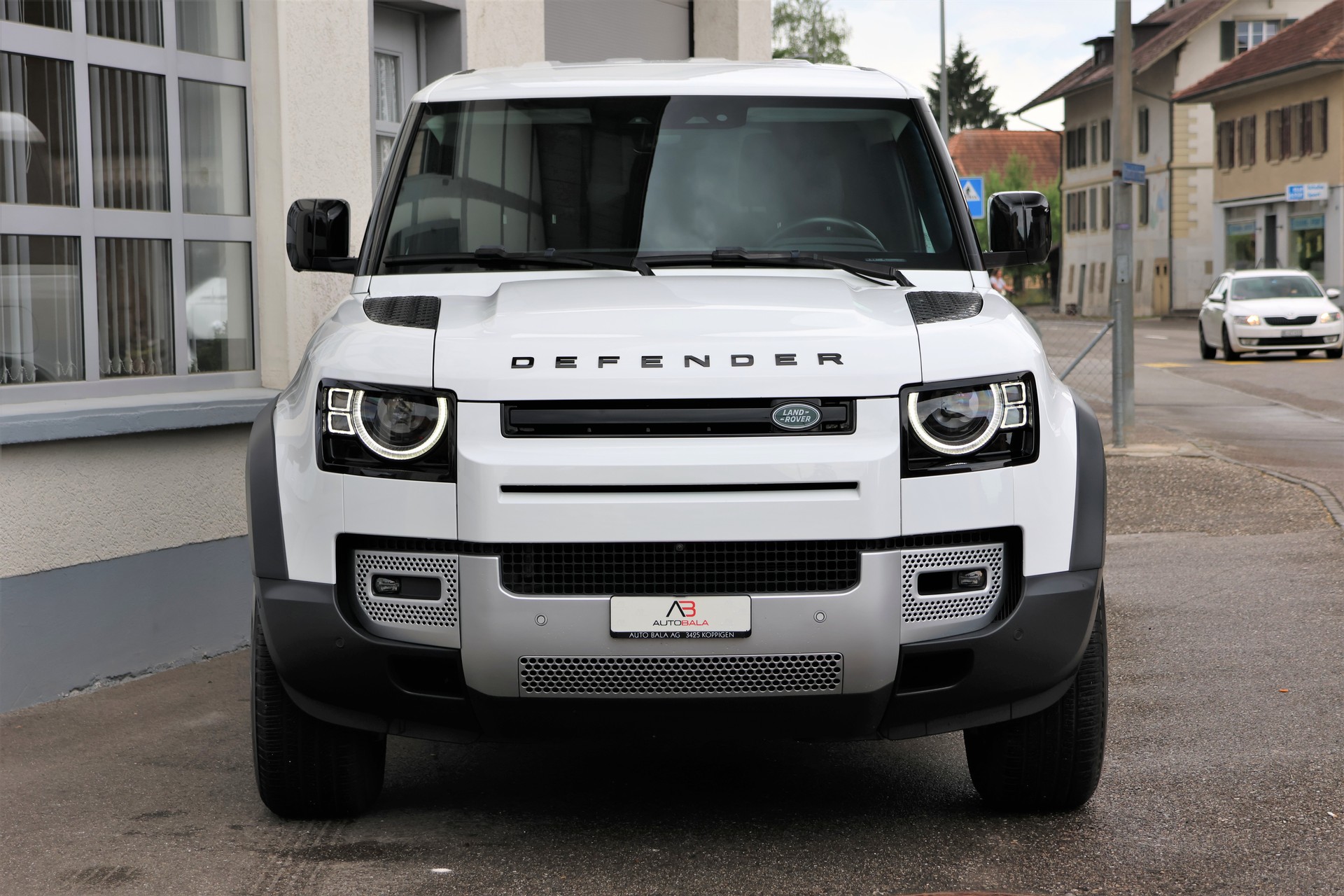 LAND ROVER Defender 90 3.0D I6 200 X-Dynamic SE AT8-showroom-element-1