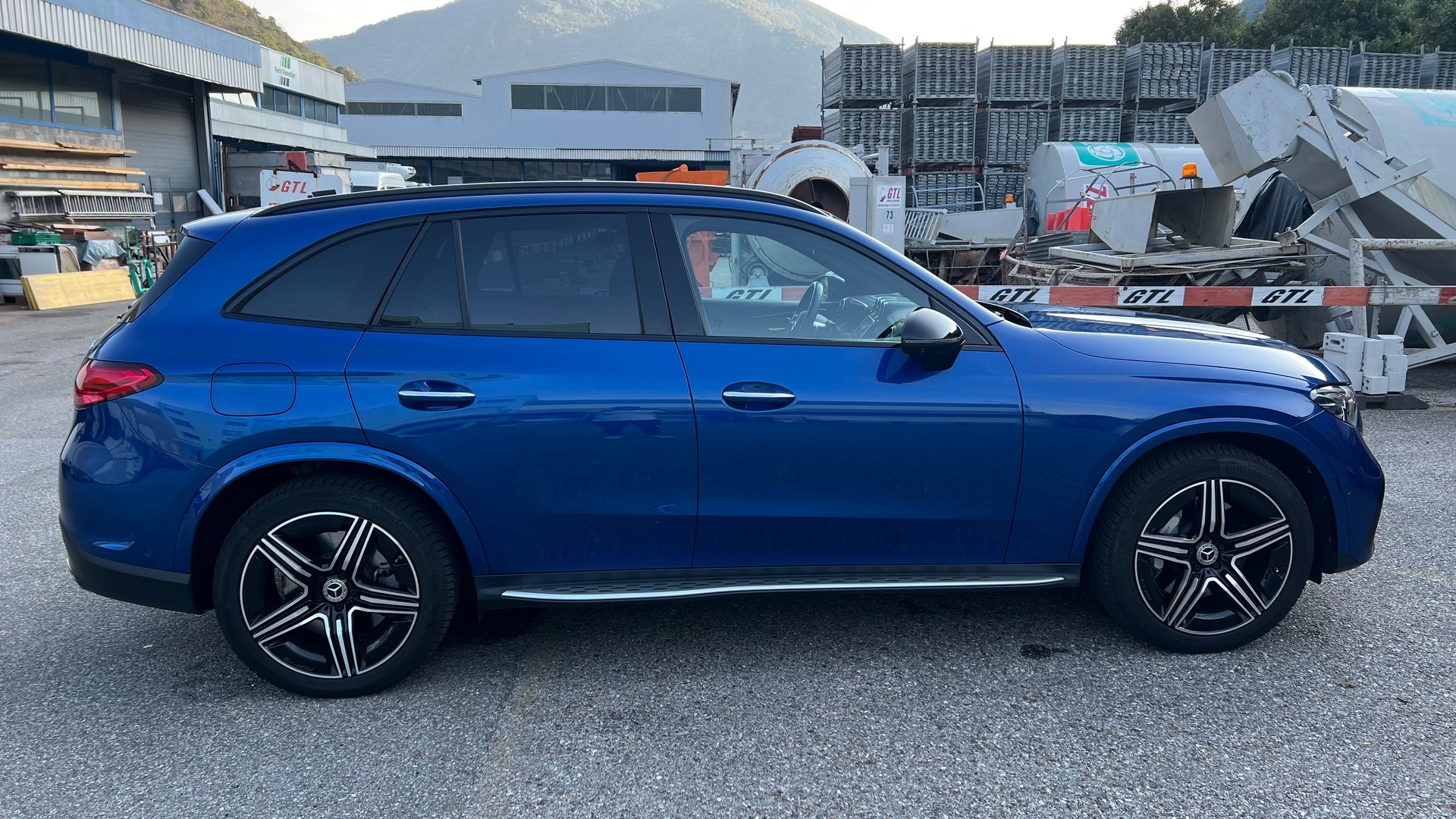 MERCEDES-BENZ GLC 300 e AMG Line 4matic-image-6
