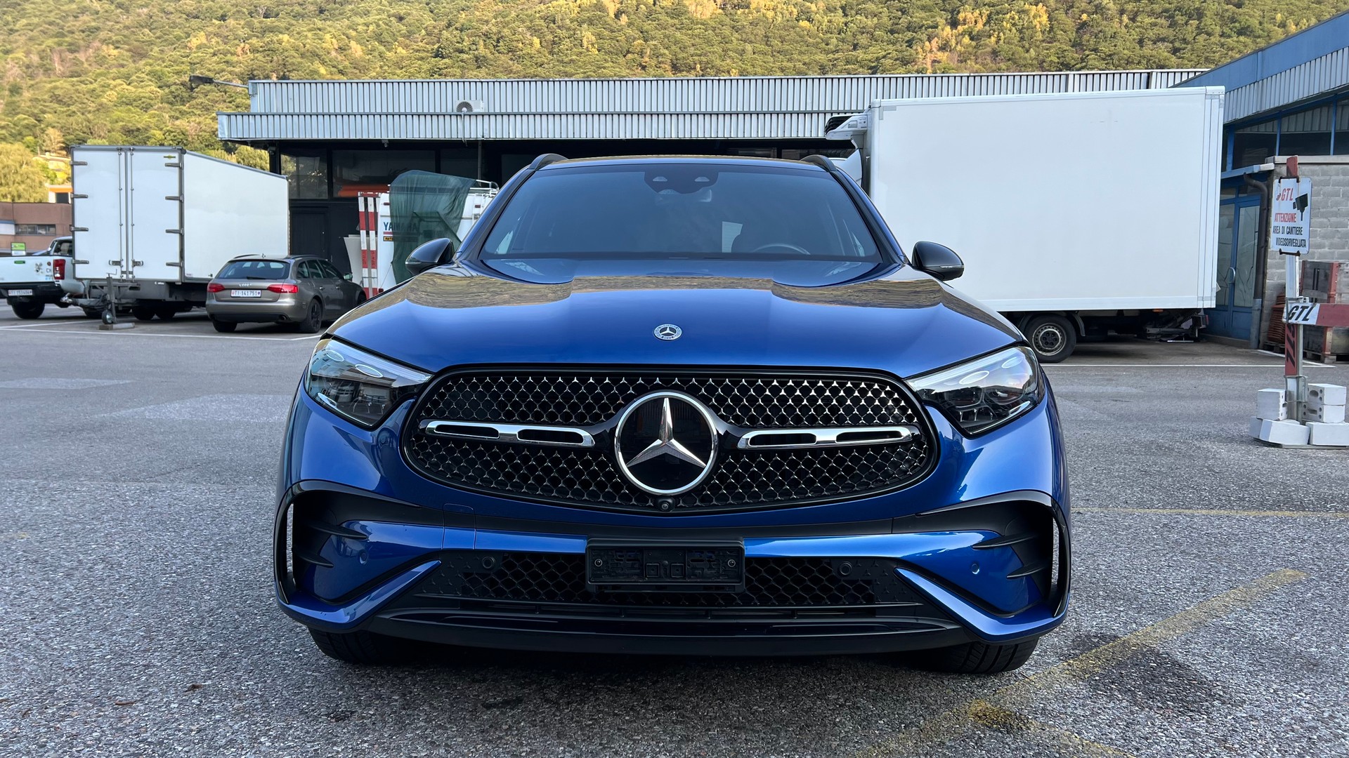 MERCEDES-BENZ GLC 300 e AMG Line 4matic-image-4