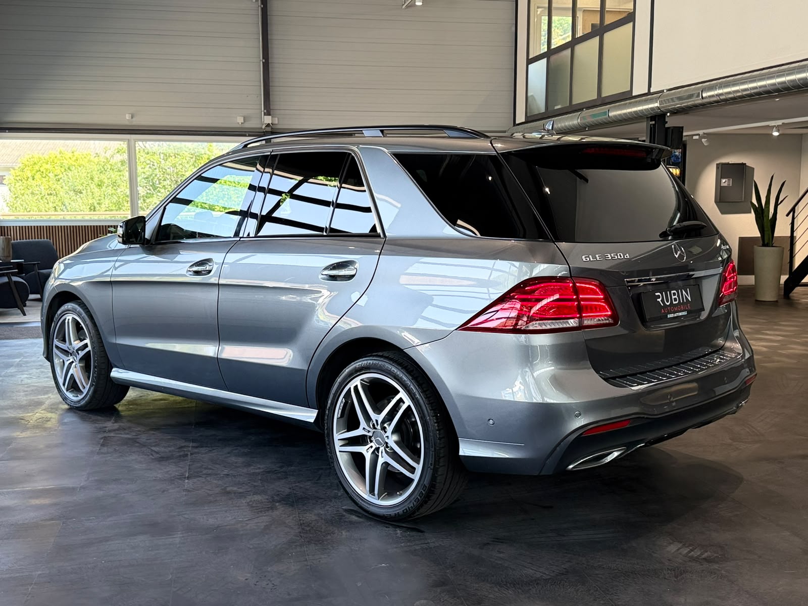 MERCEDES-BENZ GLE 350 d AMG Line 4Matic 9G-Tronic-showroom-element-2