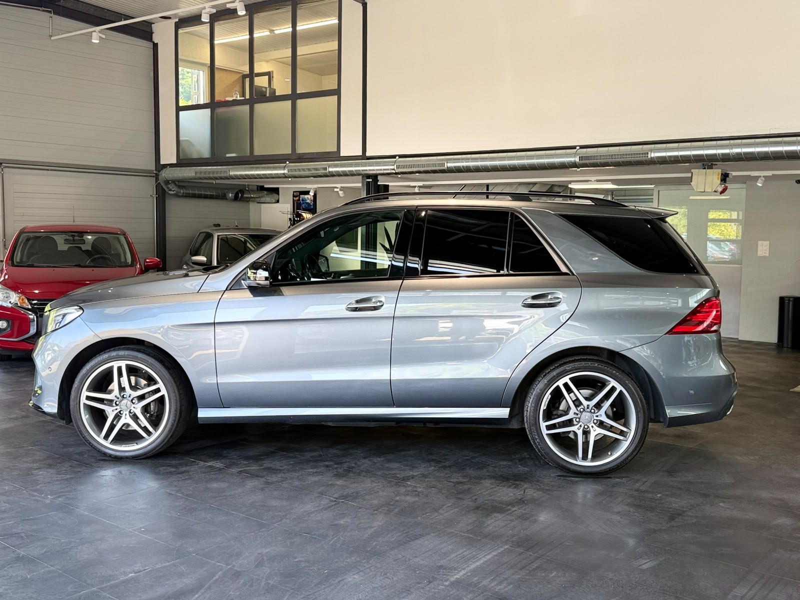 MERCEDES-BENZ GLE 350 d AMG Line 4Matic 9G-Tronic-showroom-element-1