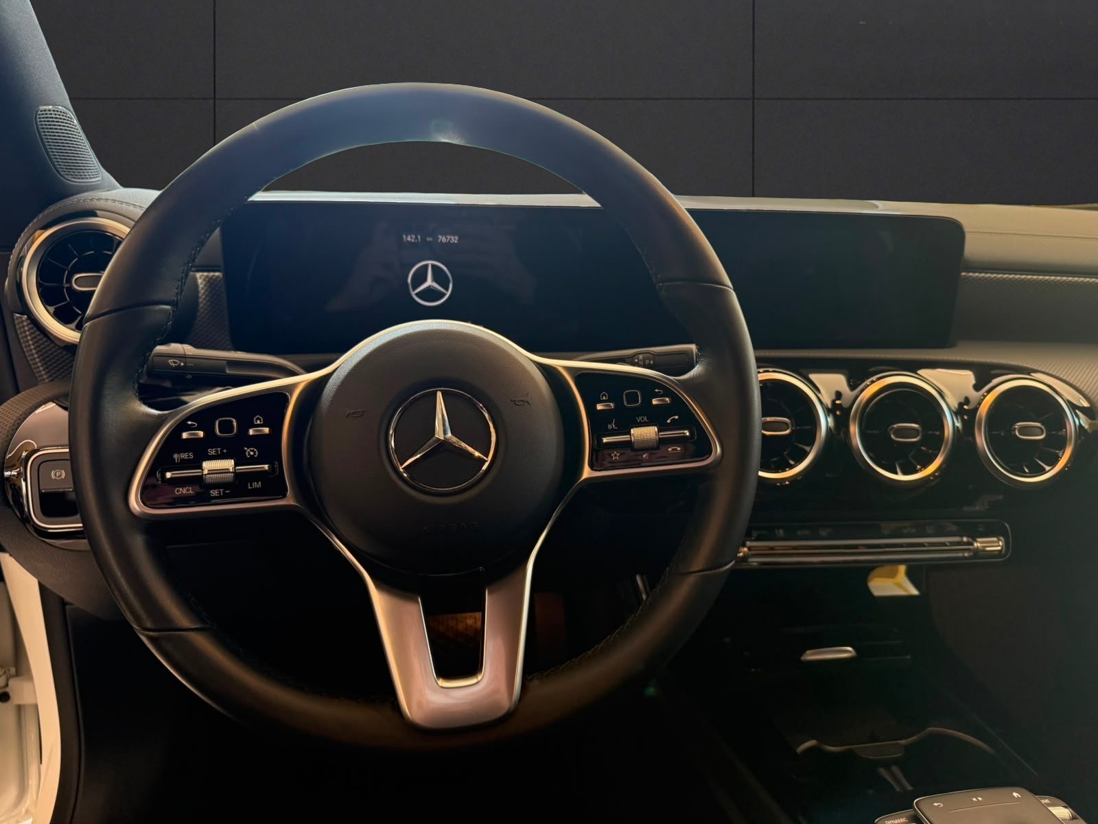 MERCEDES-BENZ CLA 200 d Progressive 8G-DCT-image-12