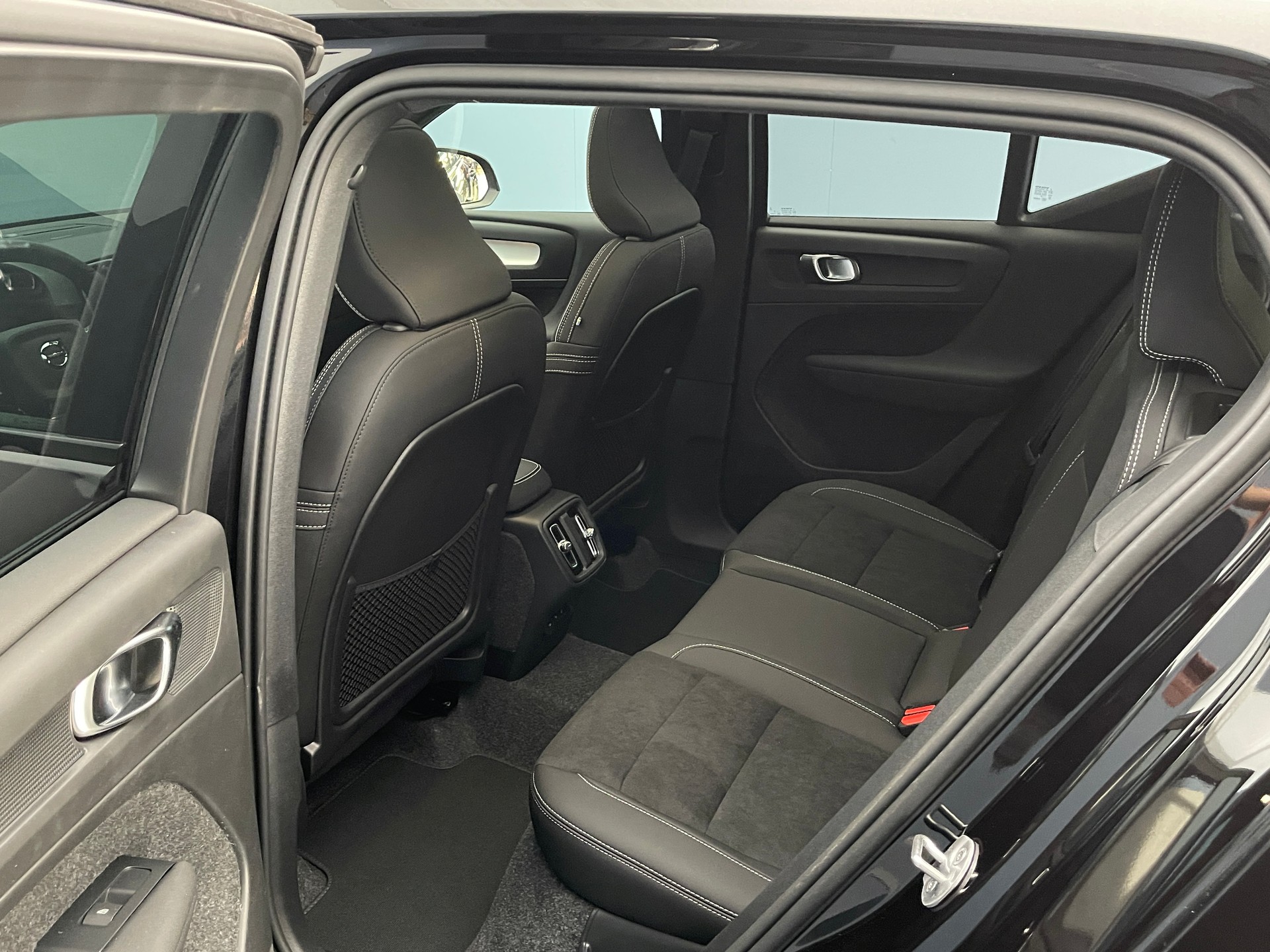 VOLVO XC40 2.0 B3 MH Plus Dark-image-8