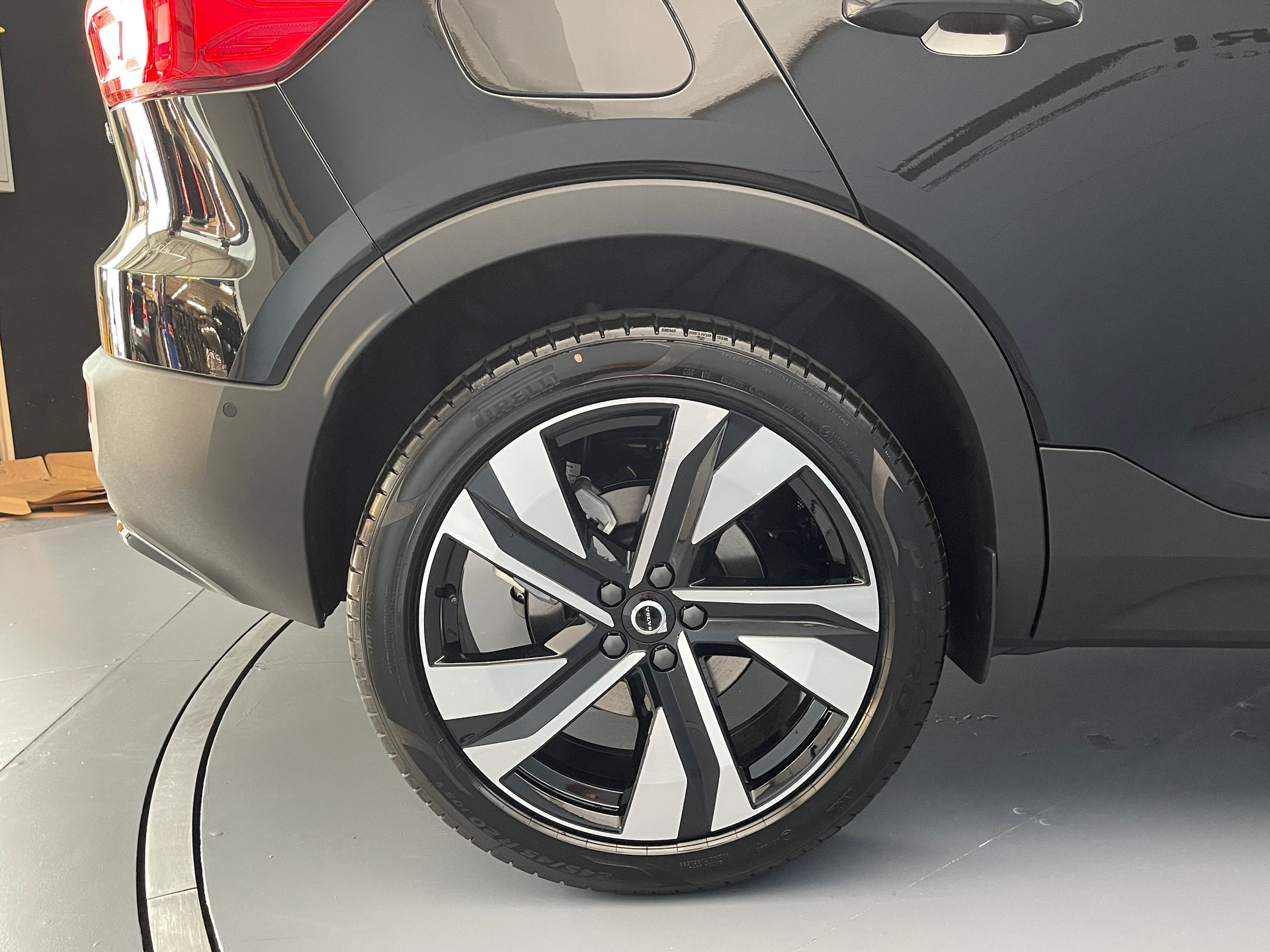 VOLVO XC40 2.0 B3 MH Plus Dark-showroom-element-3