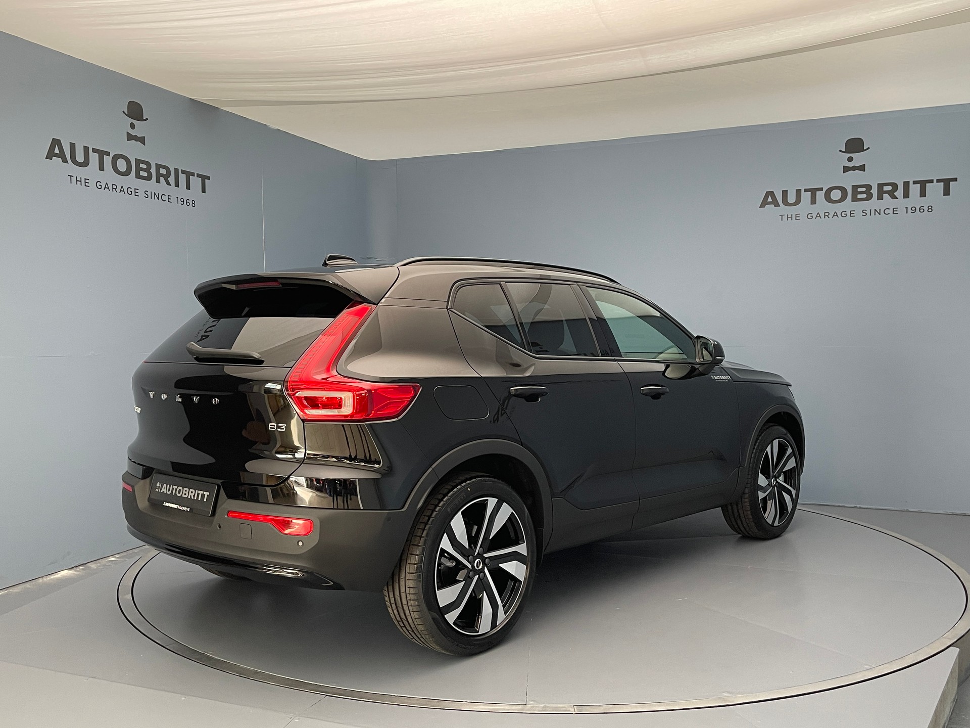 VOLVO XC40 2.0 B3 MH Plus Dark-image-5
