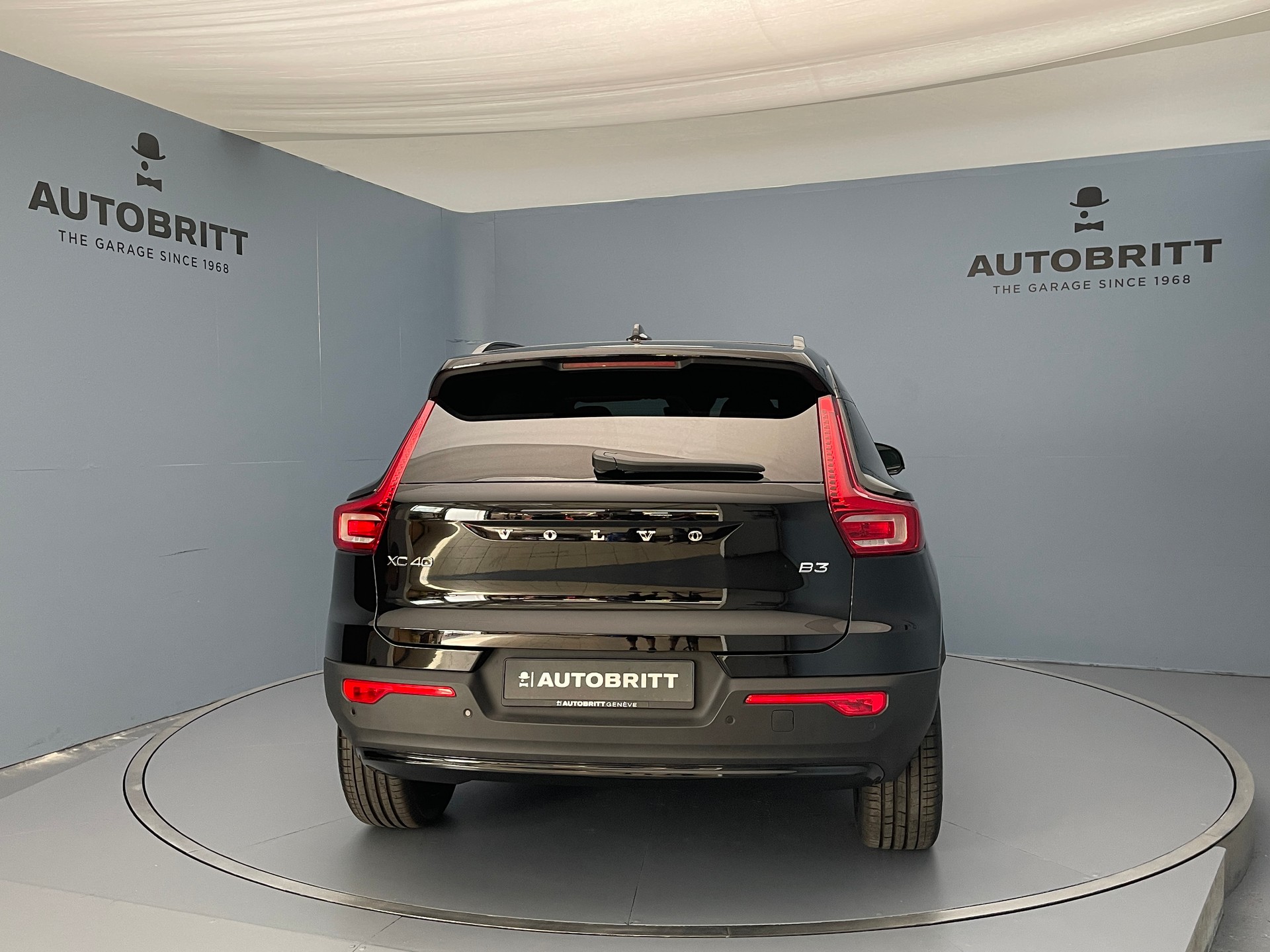 VOLVO XC40 2.0 B3 MH Plus Dark-showroom-element-1