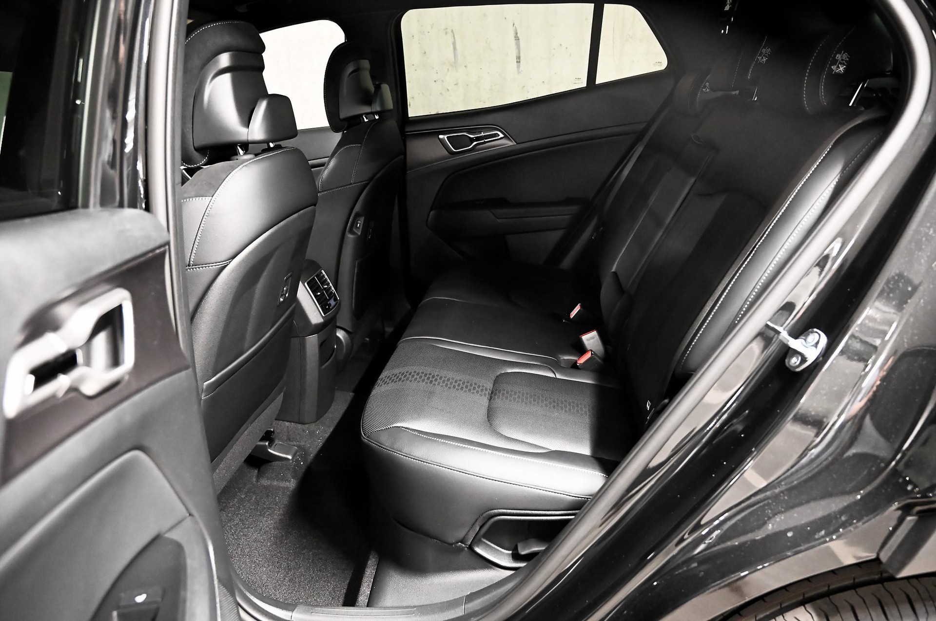 KIA Sportage 1.6 T-GDi Hybrid Black Edition-image-7