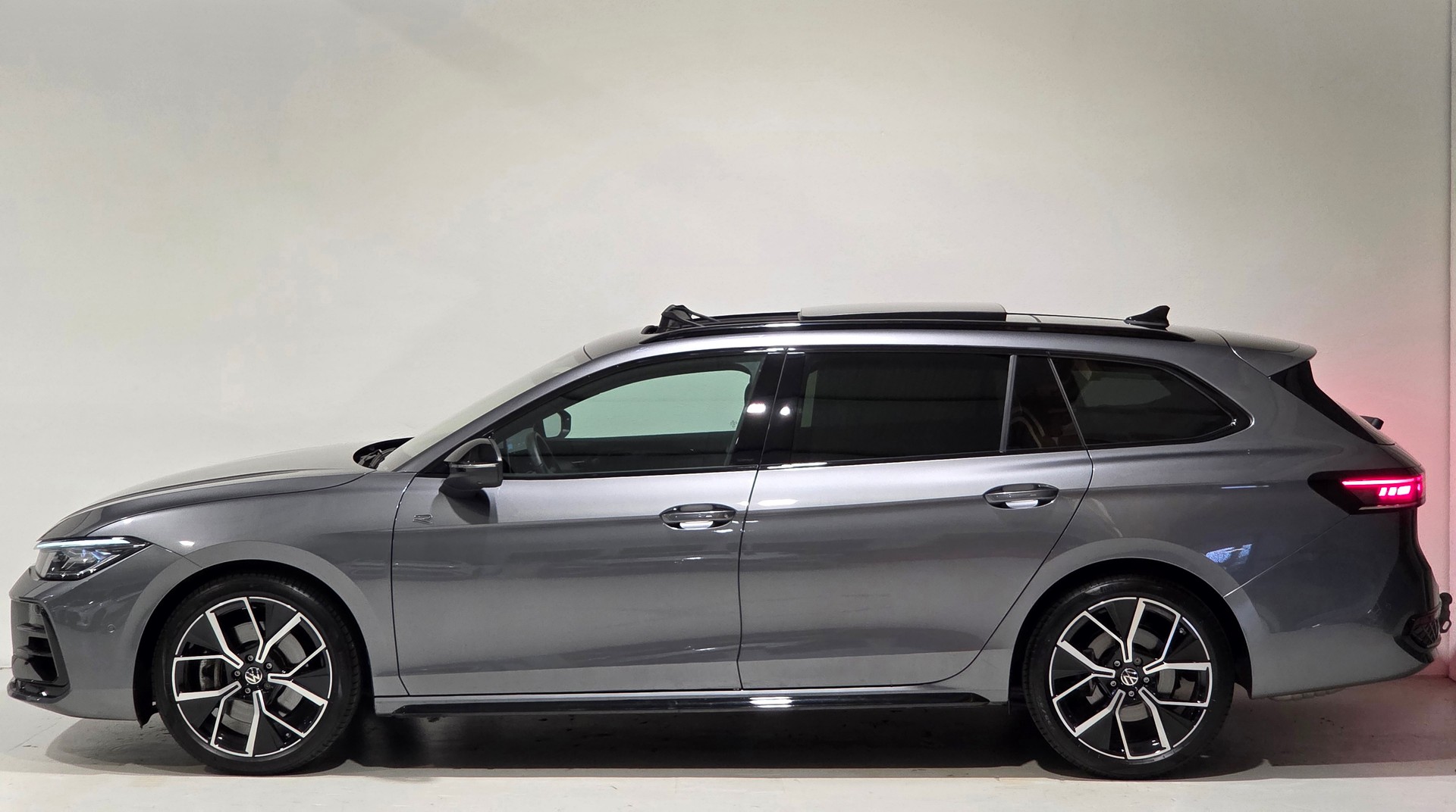 VW Passat Variant 2.0 TSI Signature Black Style evo4 R-Line 4 Motion DSG-showroom-element-1