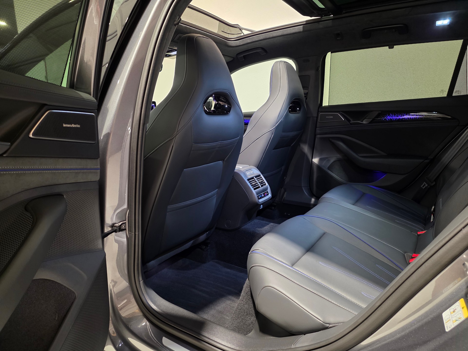 VW Passat Variant 2.0 TSI Signature Black Style evo4 R-Line 4 Motion DSG-image-19