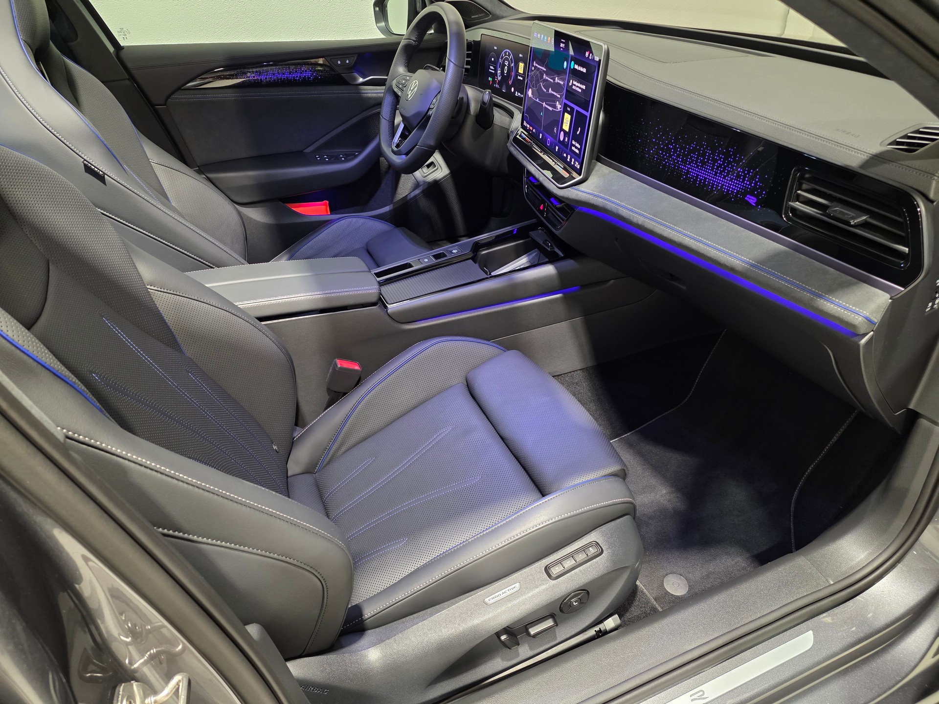 VW Passat Variant 2.0 TSI Signature Black Style evo4 R-Line 4 Motion DSG-image-25