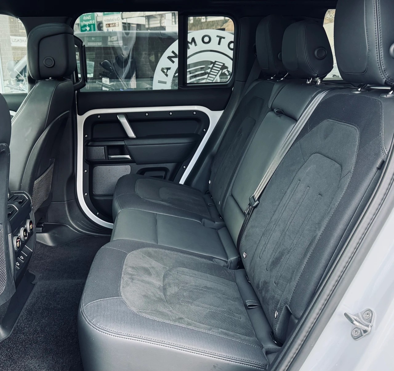 LAND ROVER Defender 110 525 V8 5.0 AT8-image-9