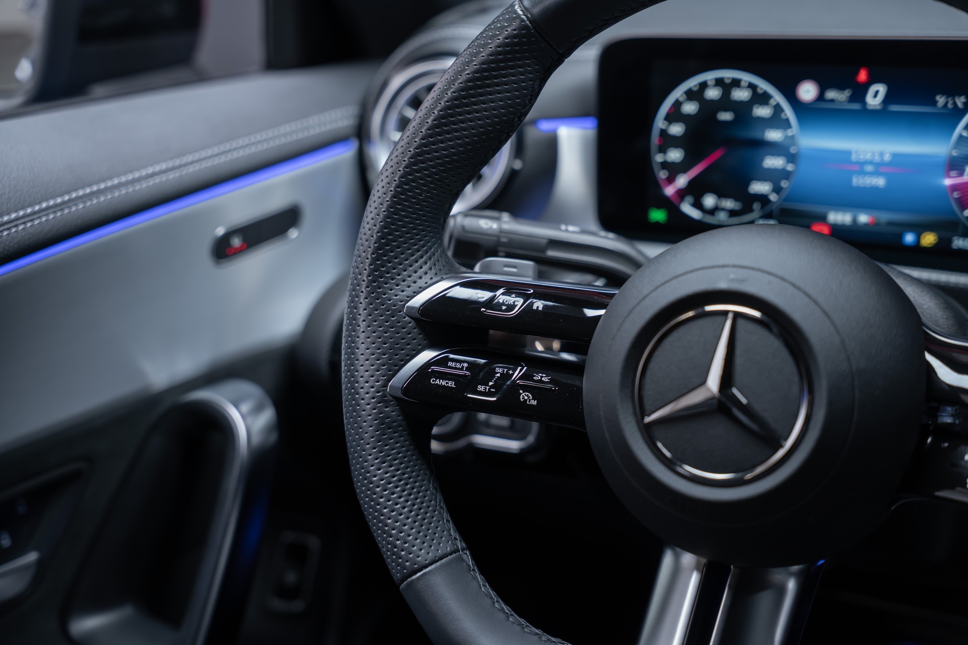 MERCEDES-BENZ CLA 200 AMG Line / Rückfahrkamera / Ambientebeleuchtung / Sitzheizung-image-24