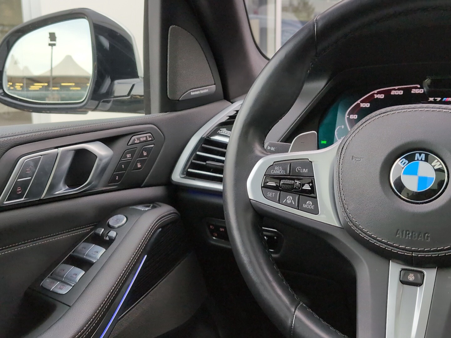 BMW X7 M50i-image-10