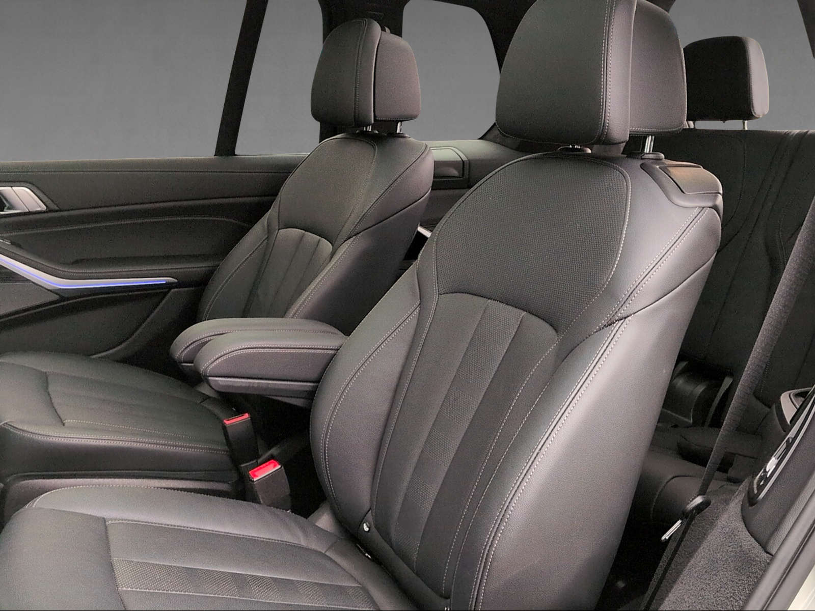 BMW X7 M50i-image-12