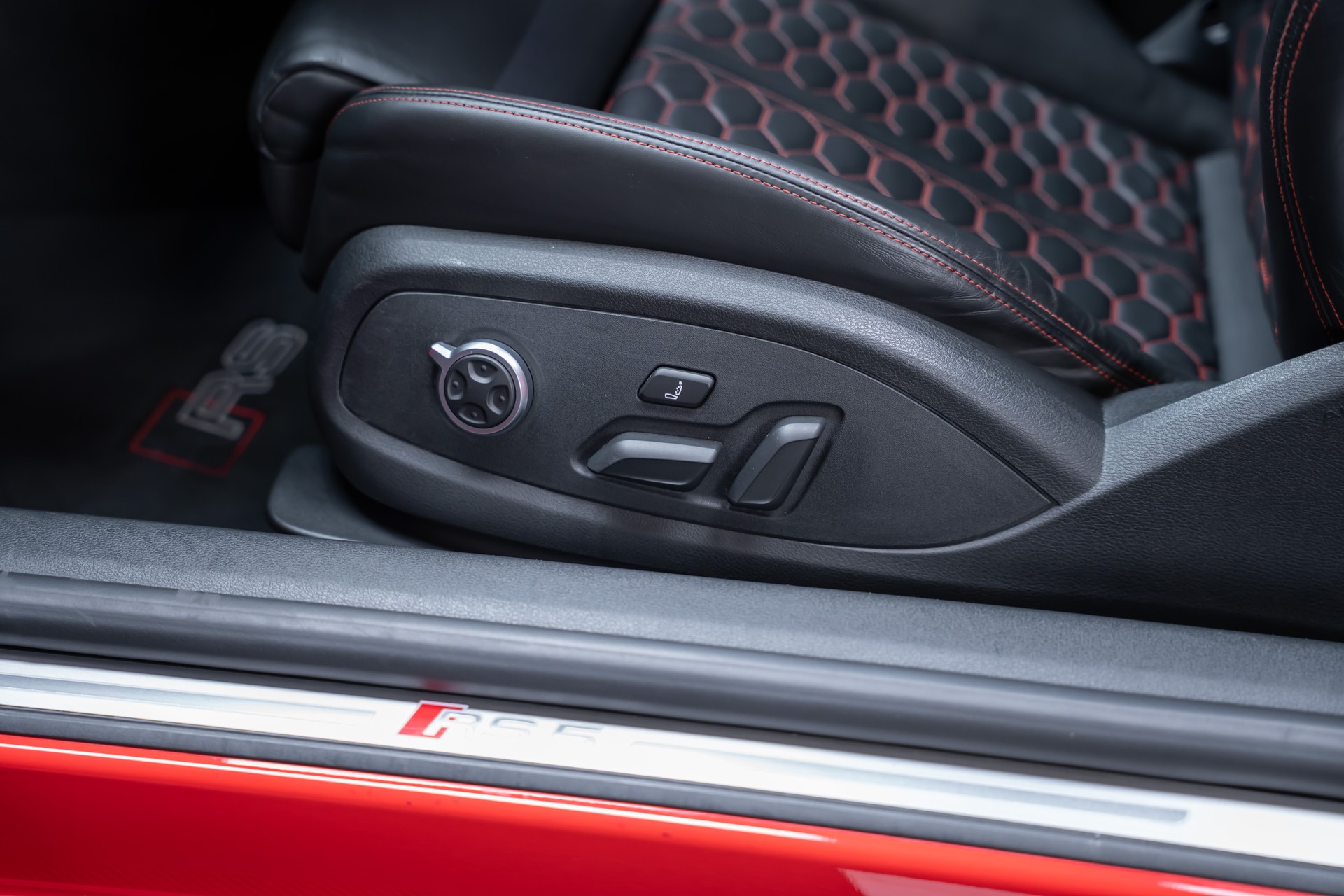 AUDI RS5 Coupé 2.9 V6 TFSI quattro T-Tronic / Carbon Paket / Alcantara-Lenkrad / Bang&Olufsen-image-15