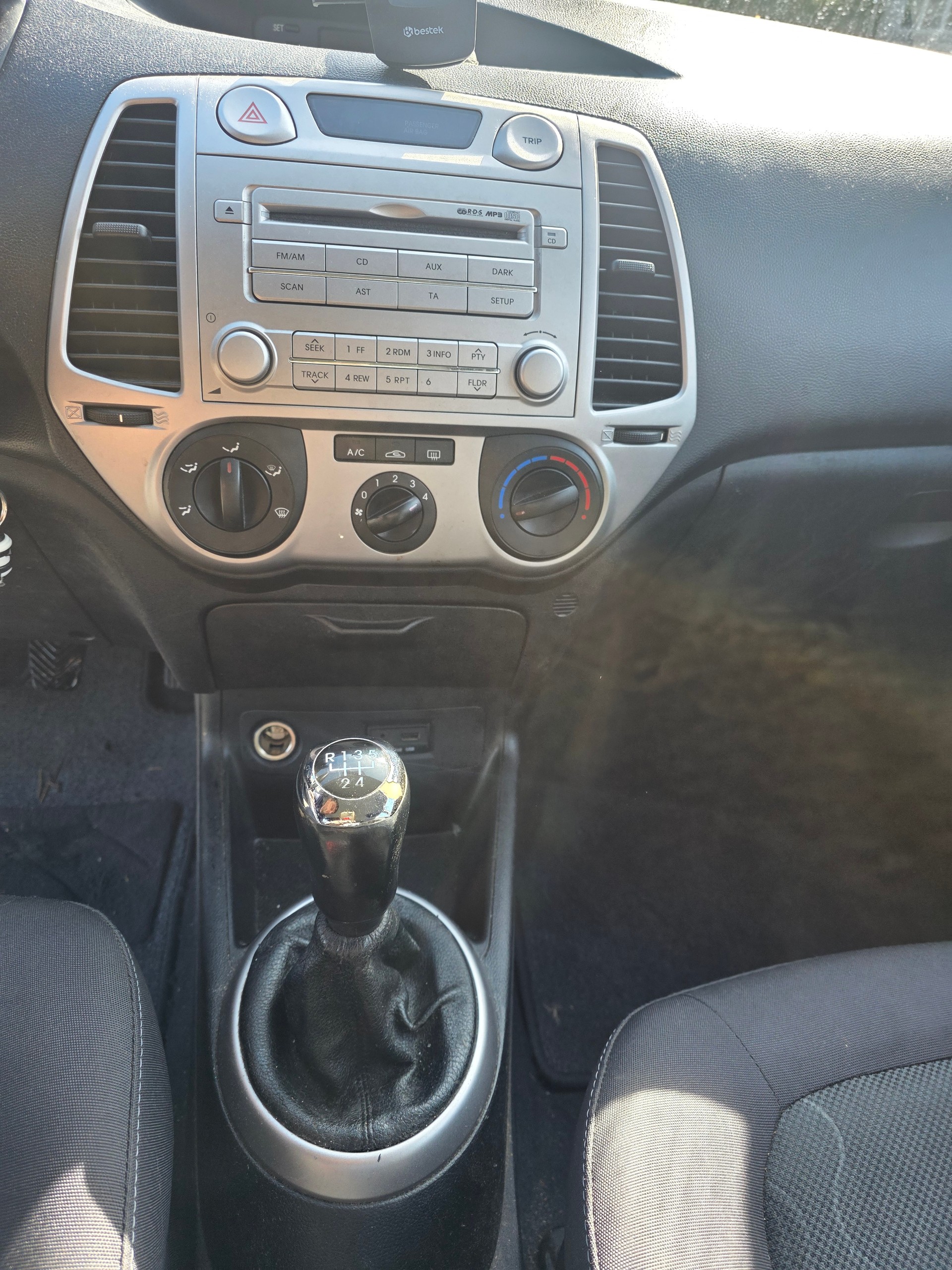 HYUNDAI i20 1.4 Style-image-8