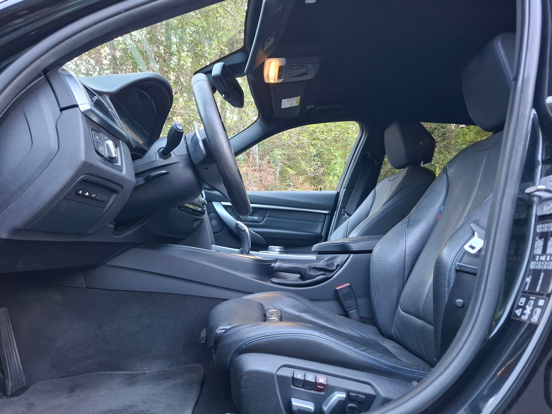 BMW 320d xDrive Touring Edition M Sport Steptronic-image-11