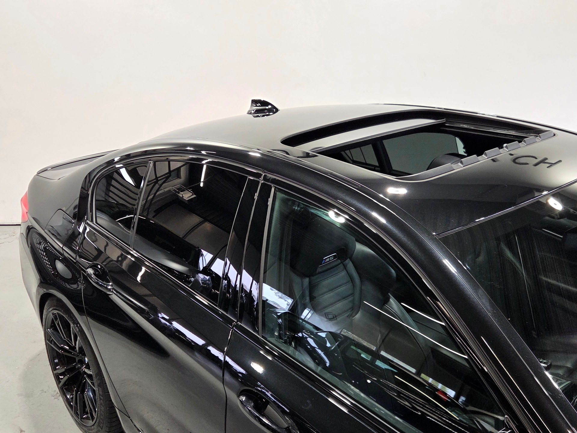 BMW M5 Competition xDrive-image-10
