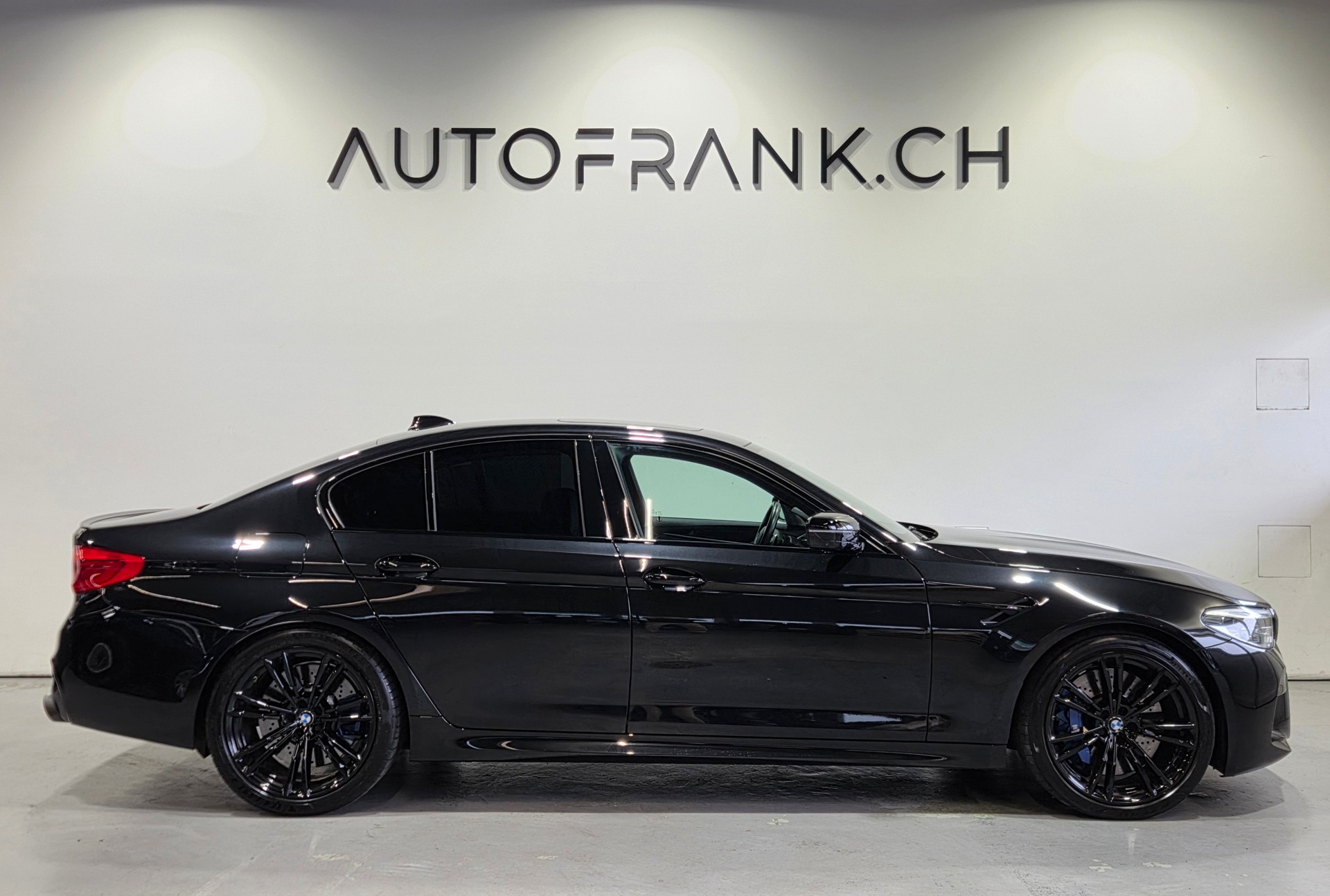 BMW M5 Competition xDrive-showroom-element-1