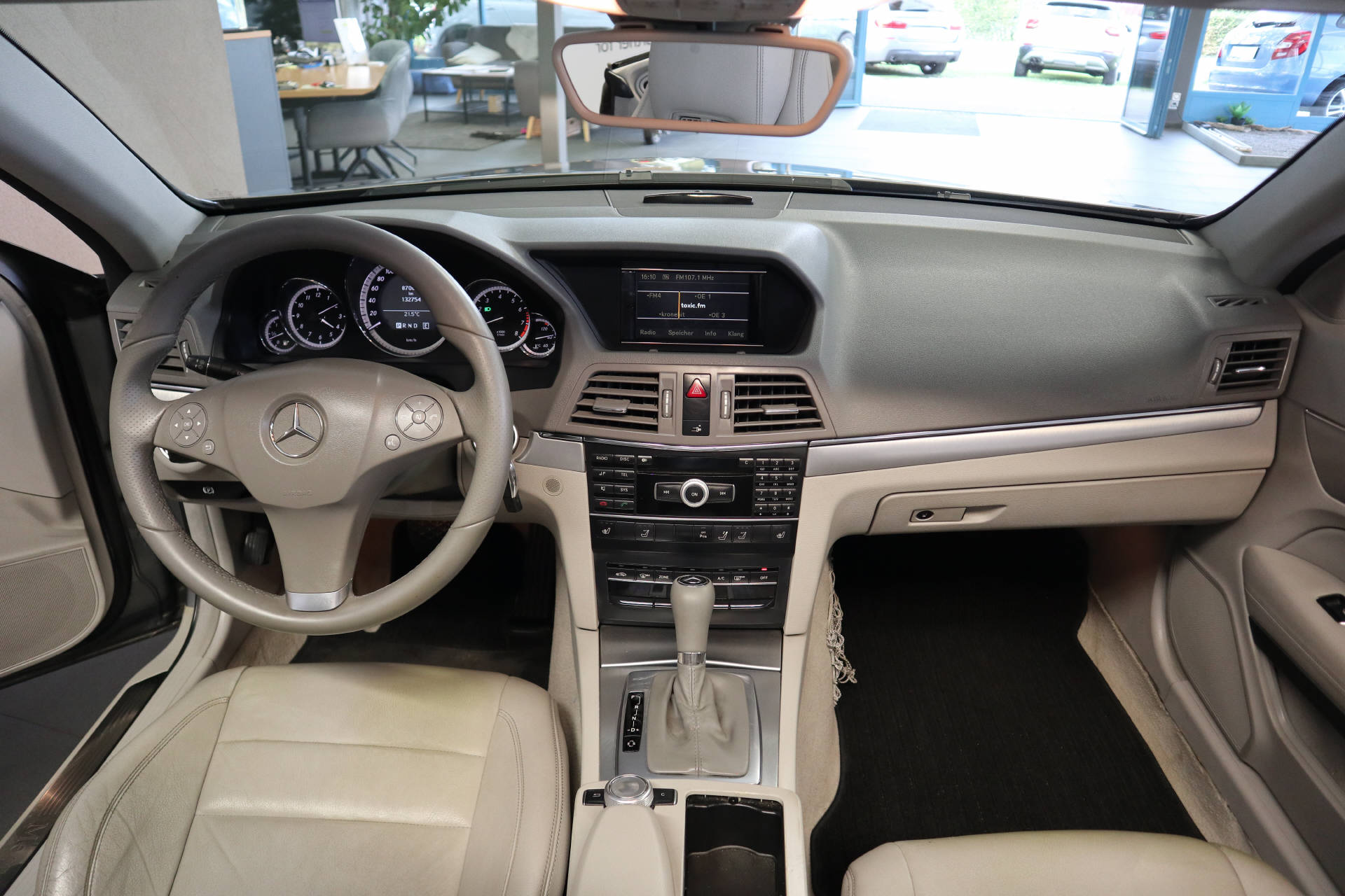 MERCEDES-BENZ E 200 CGI BlueEF Cabriolet-image-13