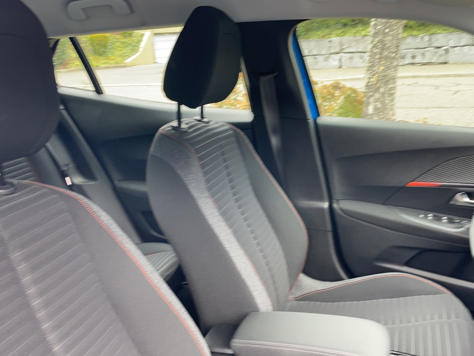 PEUGEOT 2008 e Active-image-11