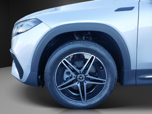 MERCEDES-BENZ EQB 300 4Matic AMG Line-image-5