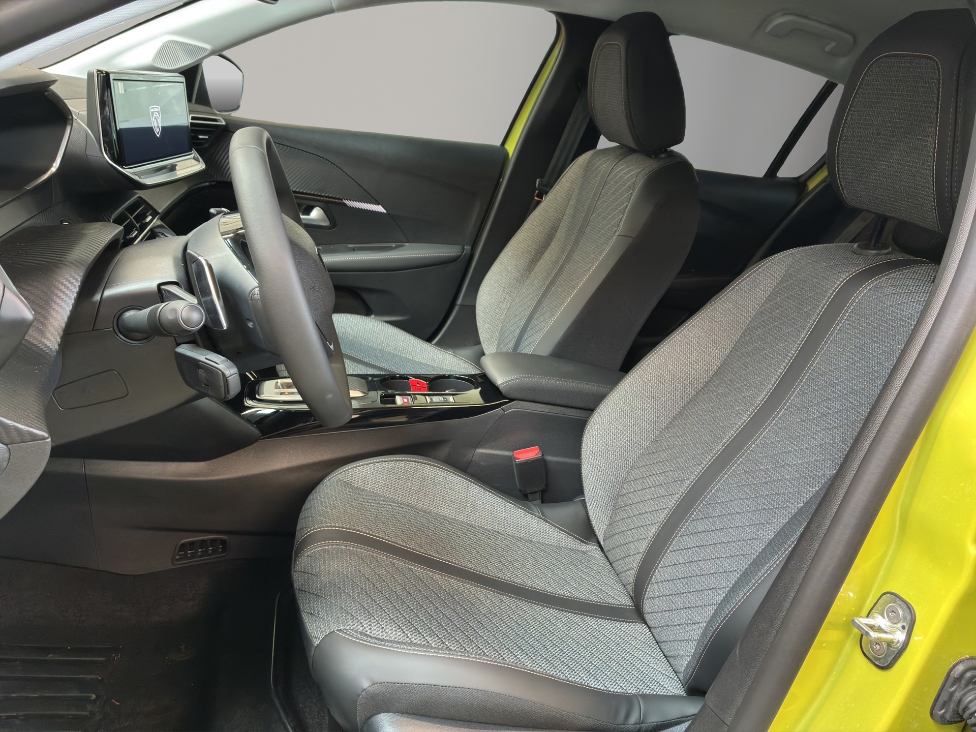 PEUGEOT 208 1.2 MHEV 110 Allure Premium-image-8