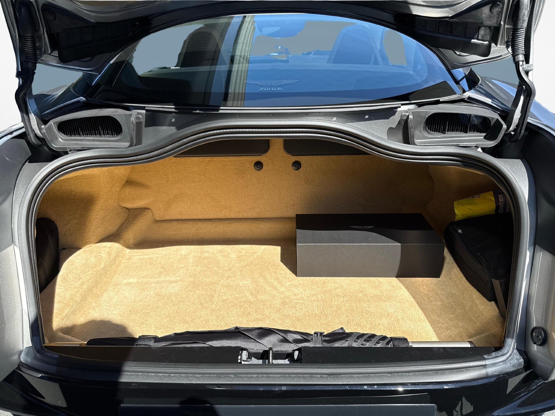 ASTON MARTIN DB12 Coupé 4.0 V8 Bi-Turbo-image-11