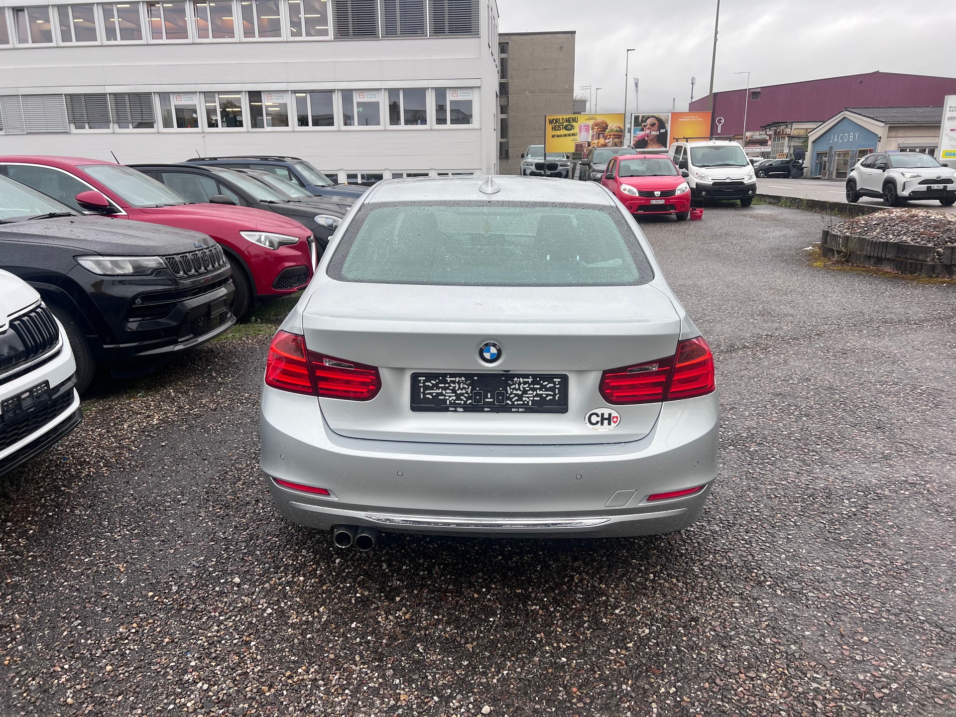 BMW 328i xDrive Steptronic-showroom-element-3
