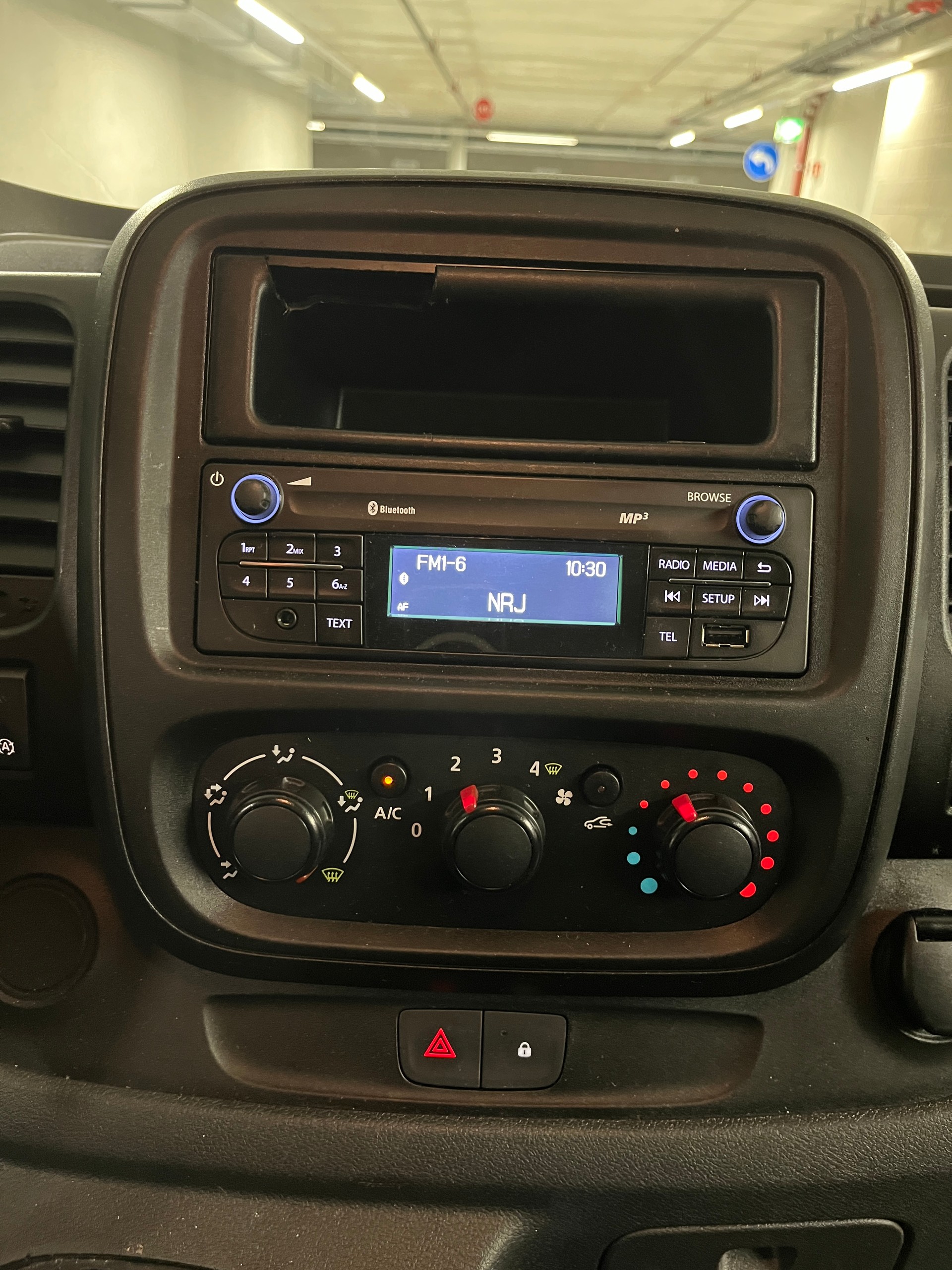 RENAULT Trafic ENERGY dCi 145 Grand Passenger Dynamique-image-12