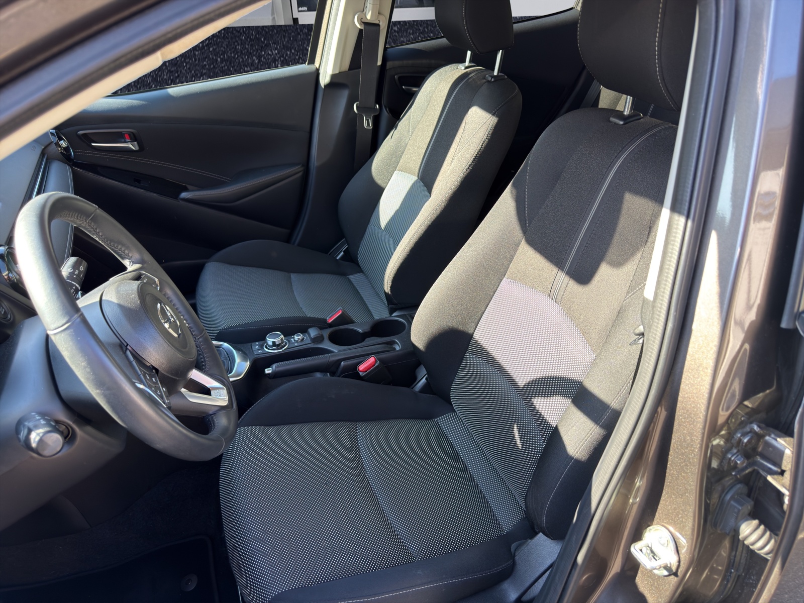 MAZDA 2 SKYACTIV-G 115 Revolution-image-9