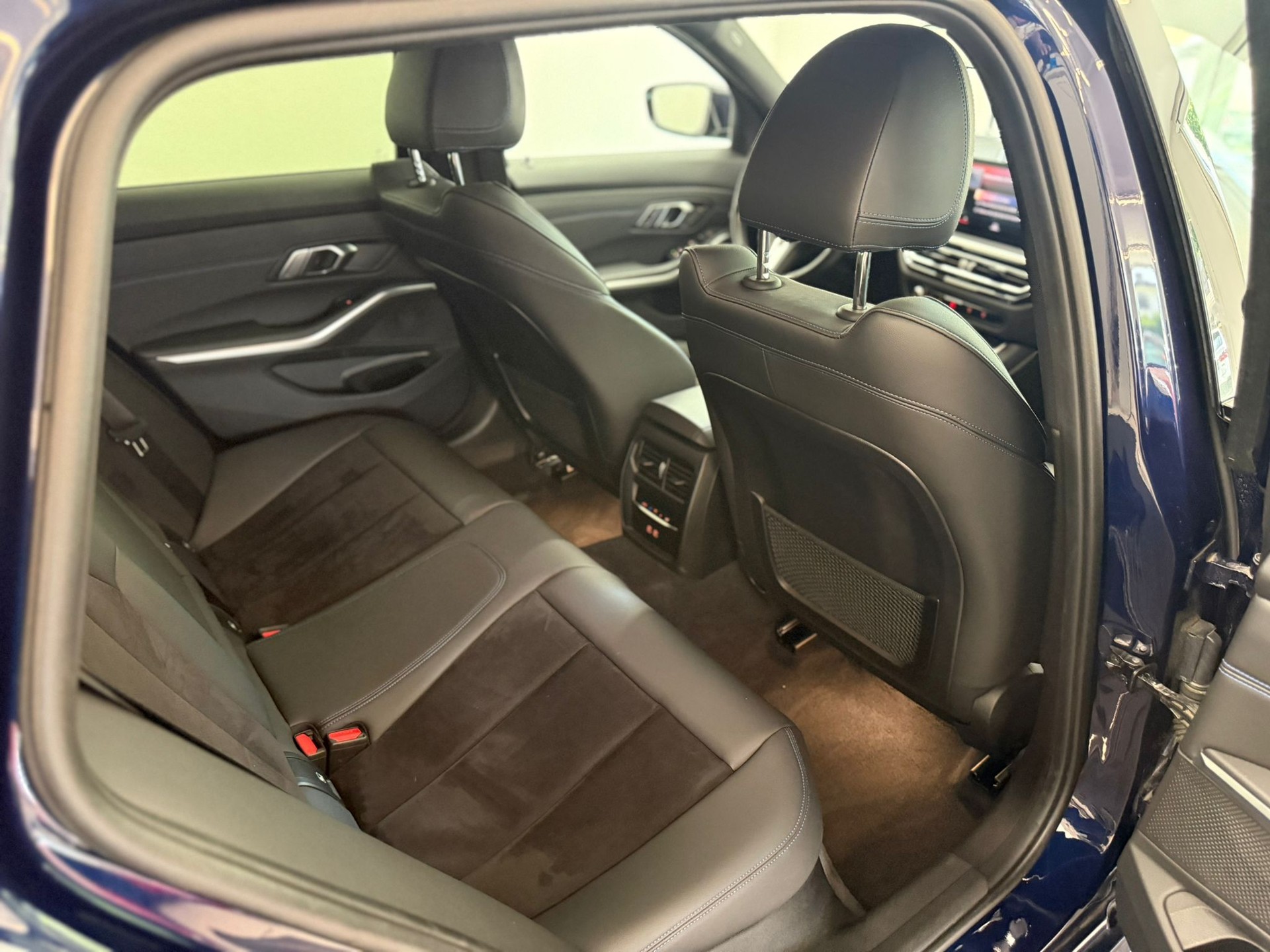 BMW 330d xDrive 48V Touring Pure M Sport Steptronic-image-14