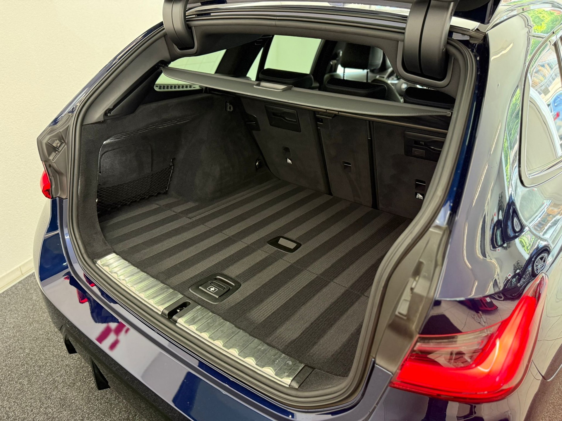 BMW 330d xDrive 48V Touring Pure M Sport Steptronic-image-16